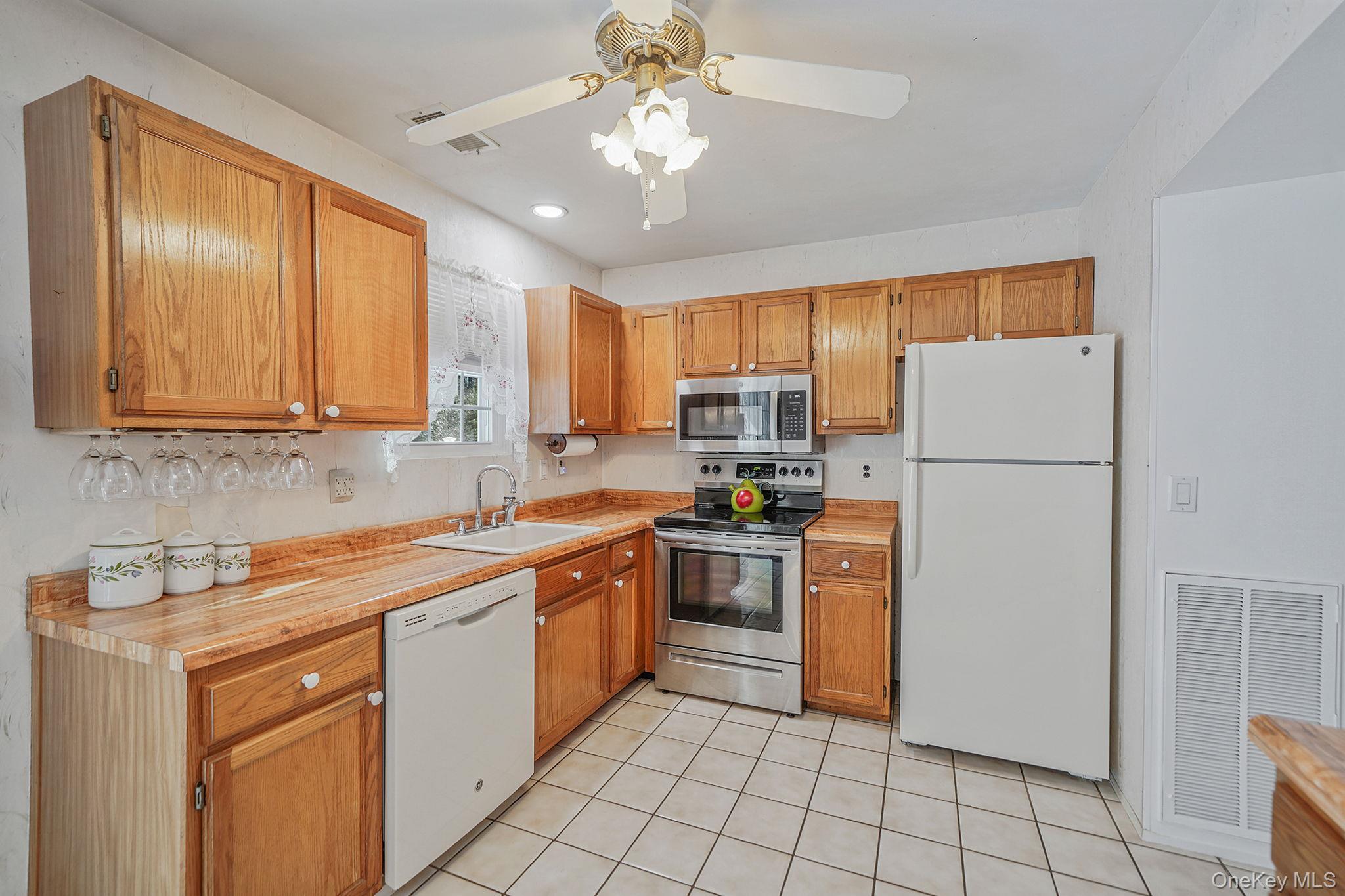 Condo Huntington Commons  Suffolk County, NY 11980, MLS-975964-8