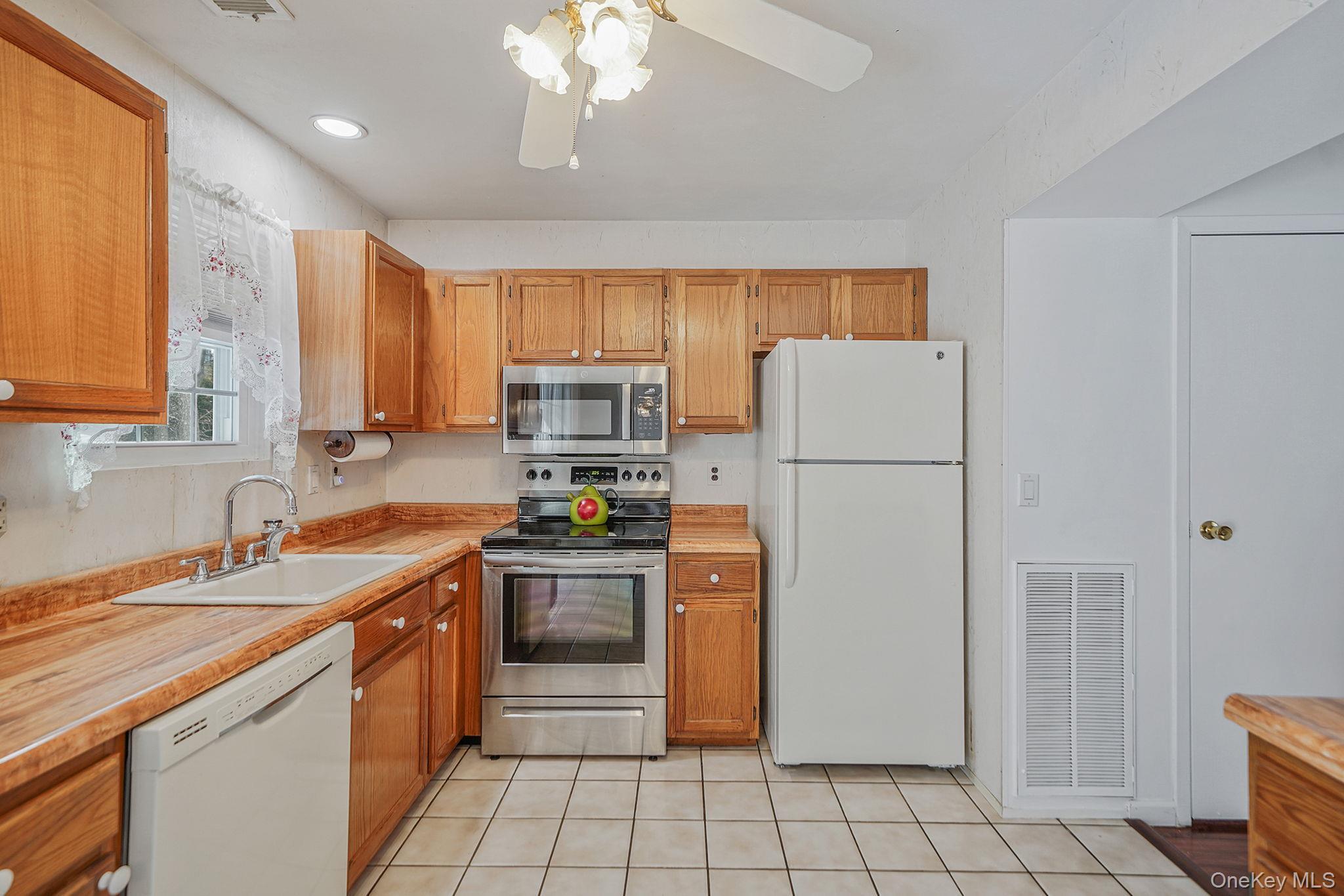 Condo Huntington Commons  Suffolk County, NY 11980, MLS-975964-9