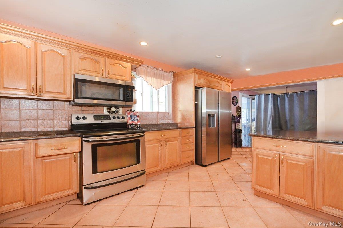 Single Family Warren Street Suffolk County, NY 11704, MLS-976081-10