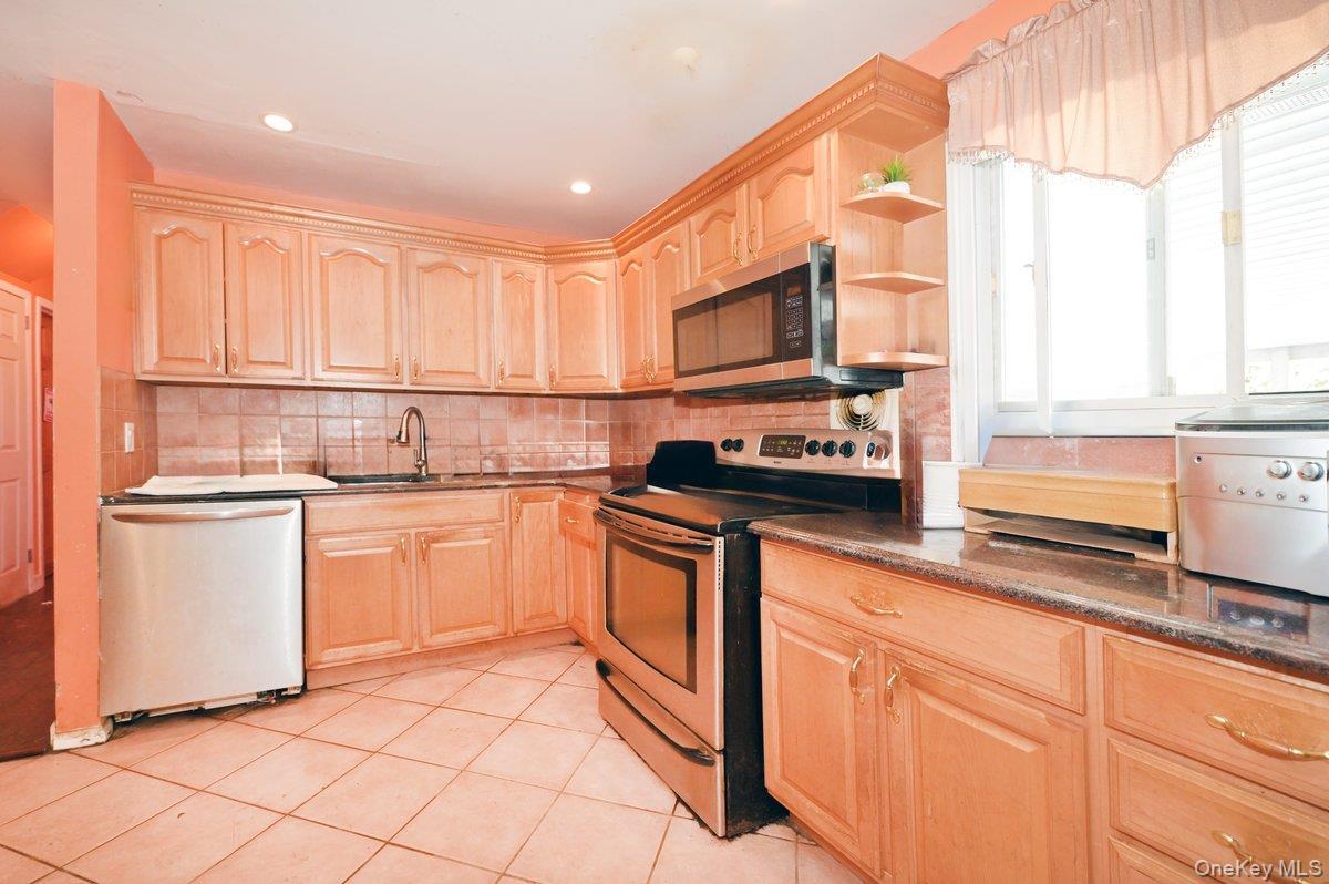 Single Family Warren Street Suffolk County, NY 11704, MLS-976081-9