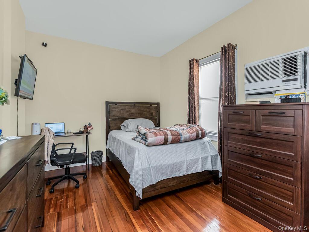 Single Family Ely  Bronx, NY 10469, MLS-976105-8