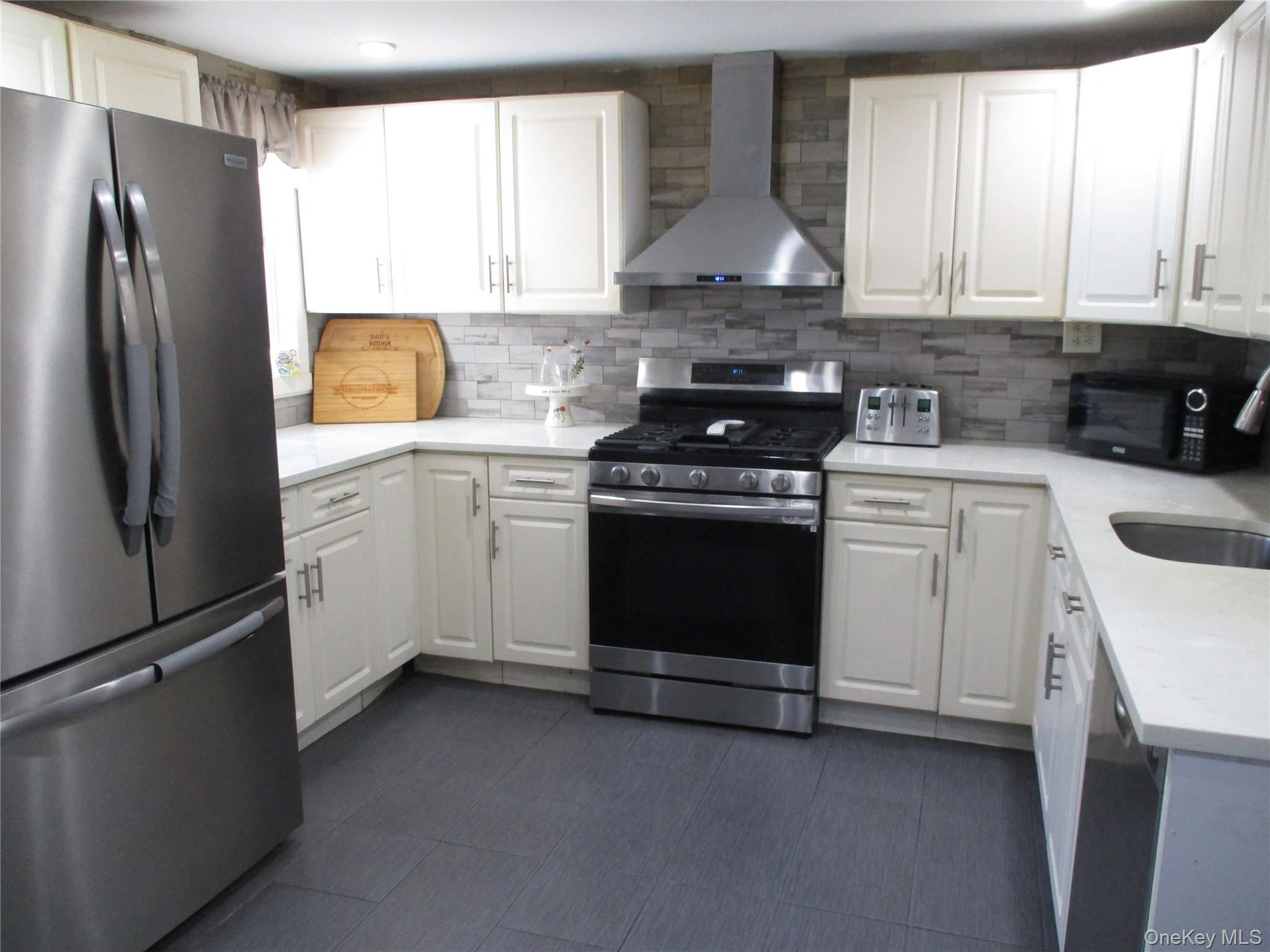 Single Family Split Cedar  Suffolk County, NY 11749, MLS-976368-8