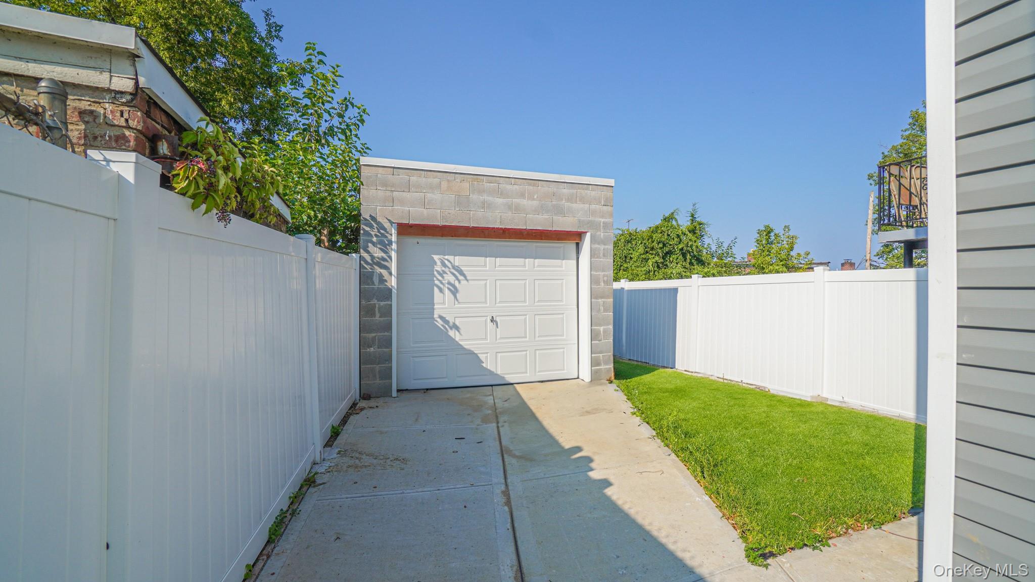 Single Family 221st  Bronx, NY 10469, MLS-976405-21