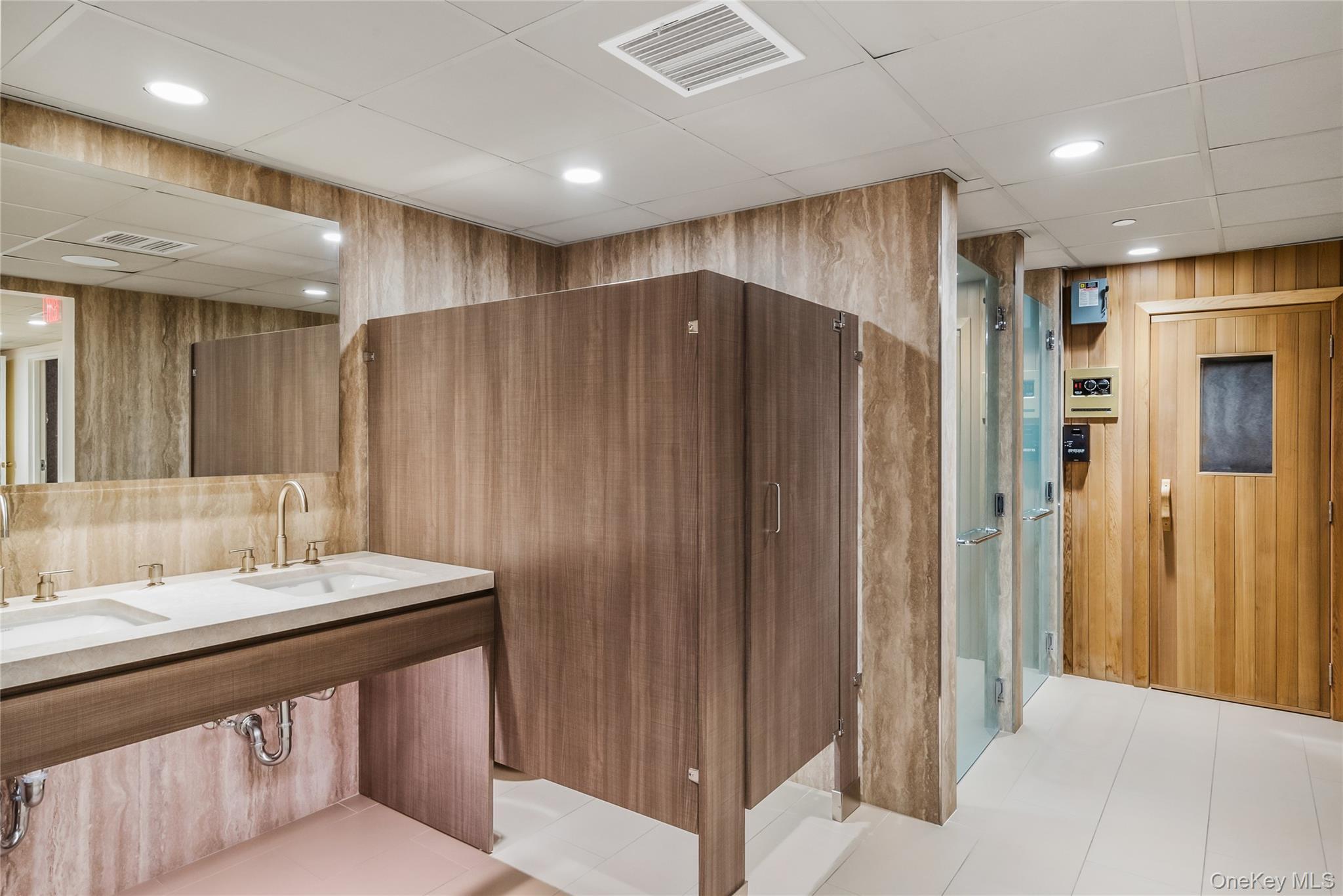 Condo Cherry Valley  Nassau County, NY 11530, MLS-976451-22