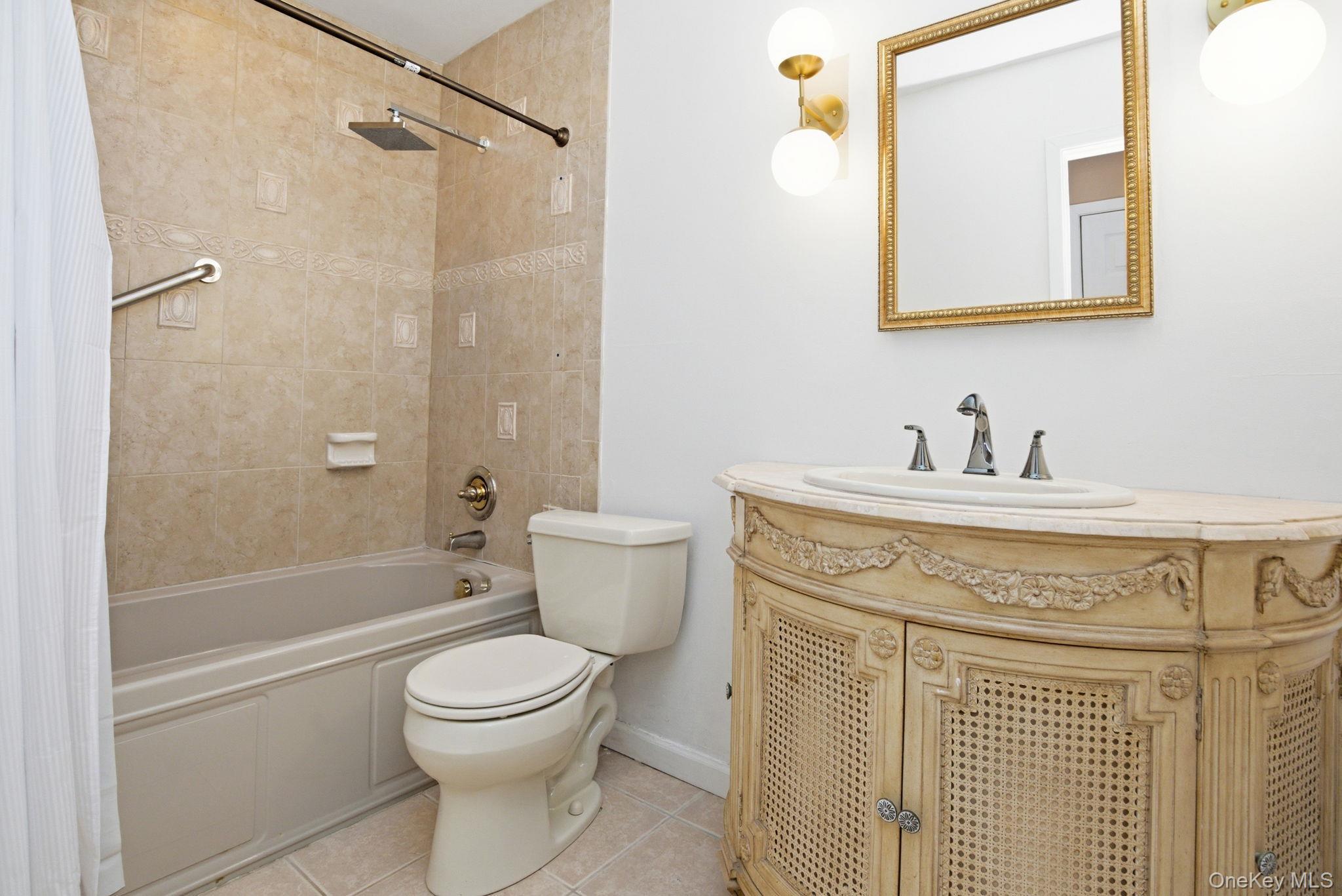 Condo Fox Glen  Westchester County, NY 10530, MLS-976489-12