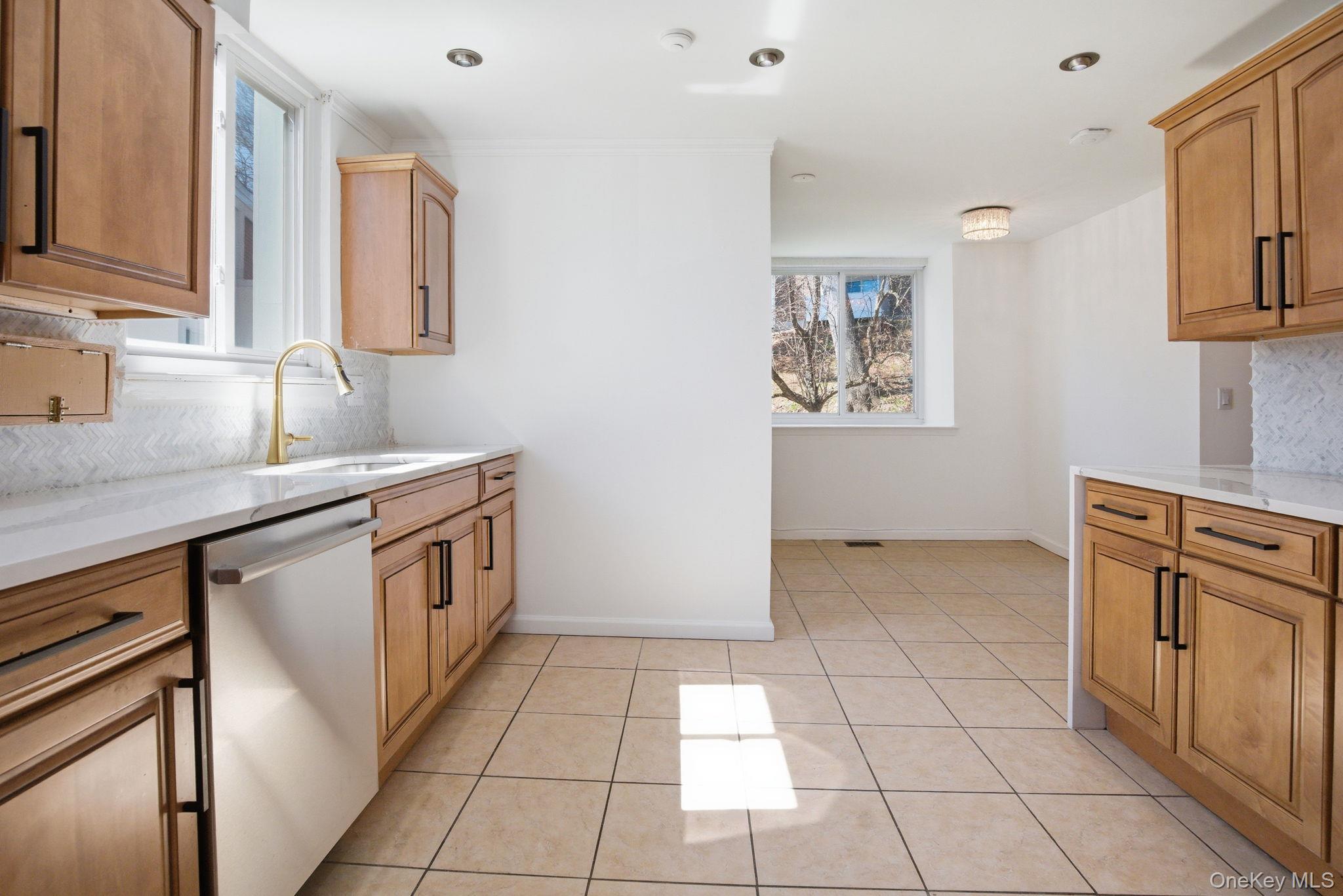 Condo Fox Glen  Westchester County, NY 10530, MLS-976489-5