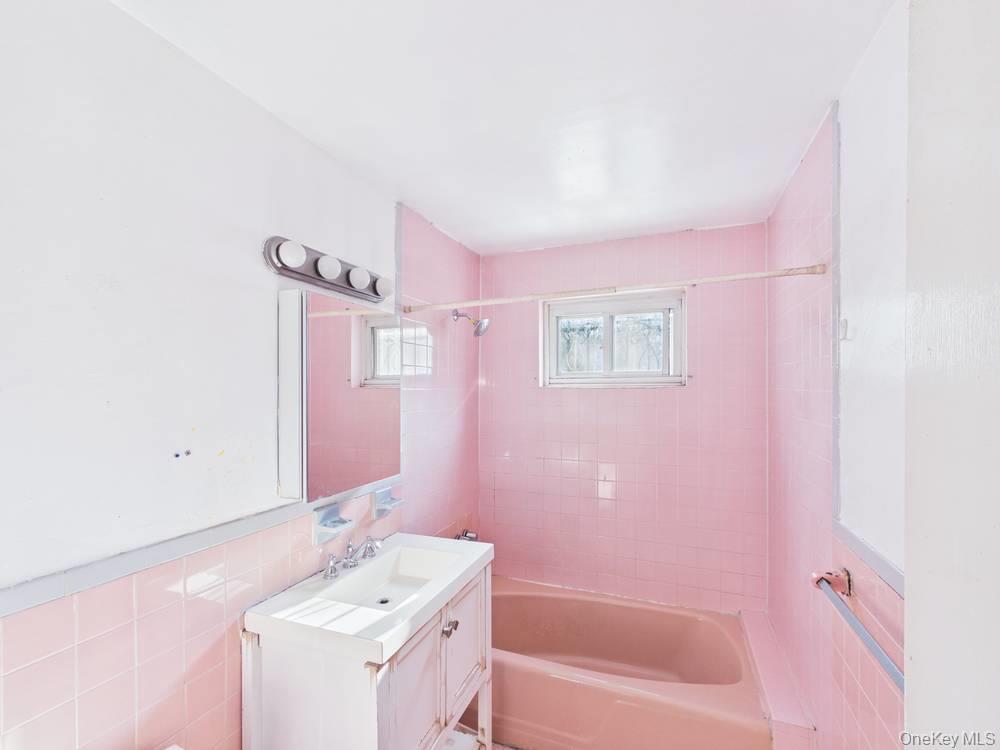 Single Family Allerton  Bronx, NY 10469, MLS-976663-16