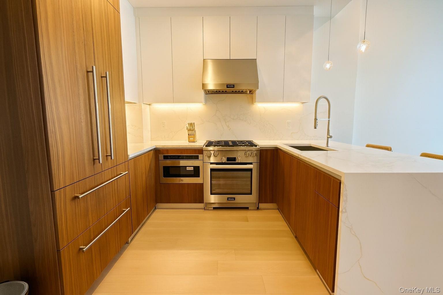 Condo Leavitt St  Queens, NY 11354, MLS-976732-4