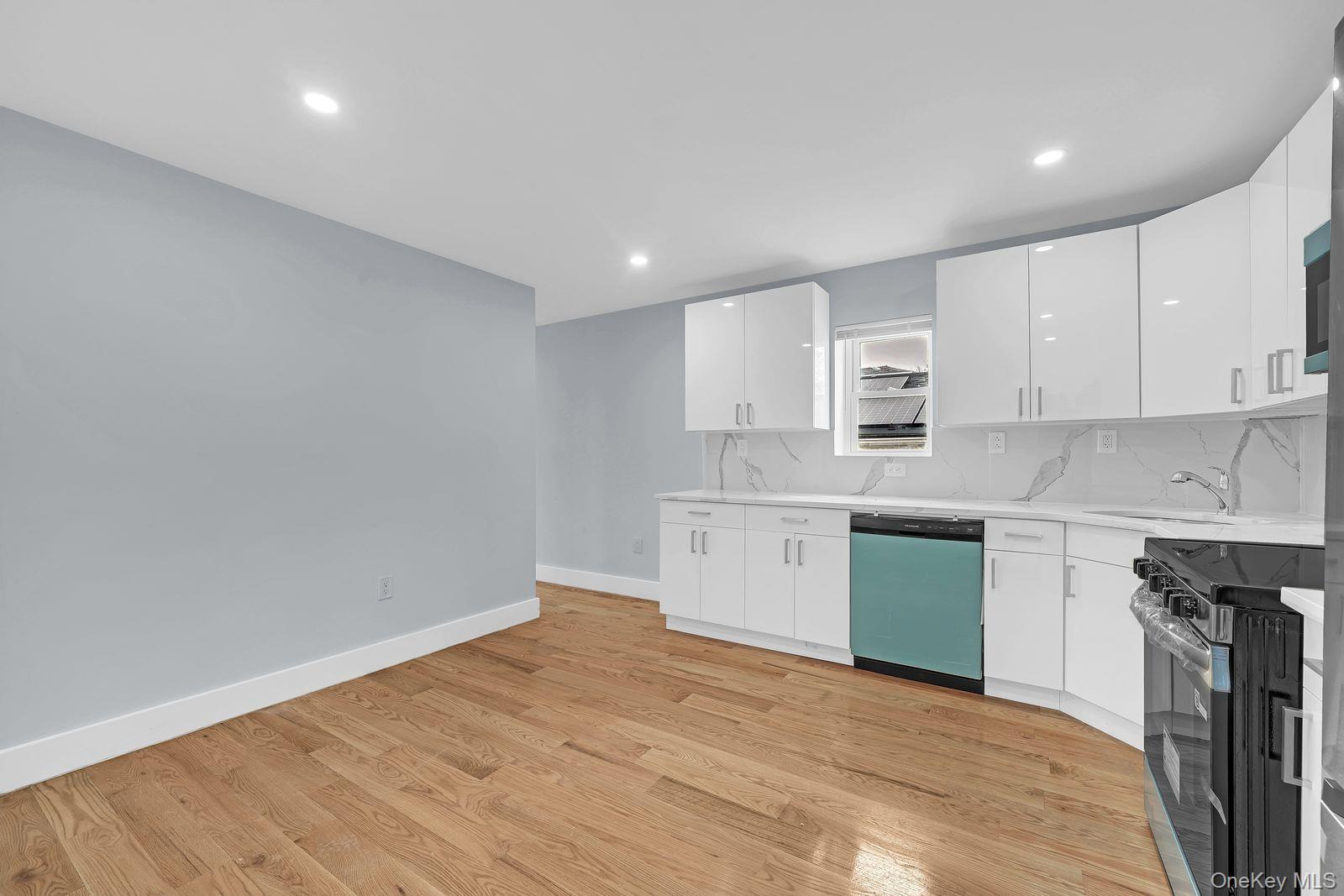 Single Family Hammersley Bronx, NY 10469, MLS-976952-7