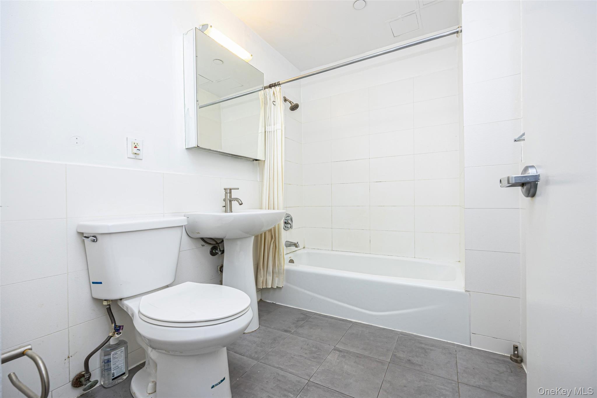 Condo 163rd  Queens, NY 11365, MLS-977007-16