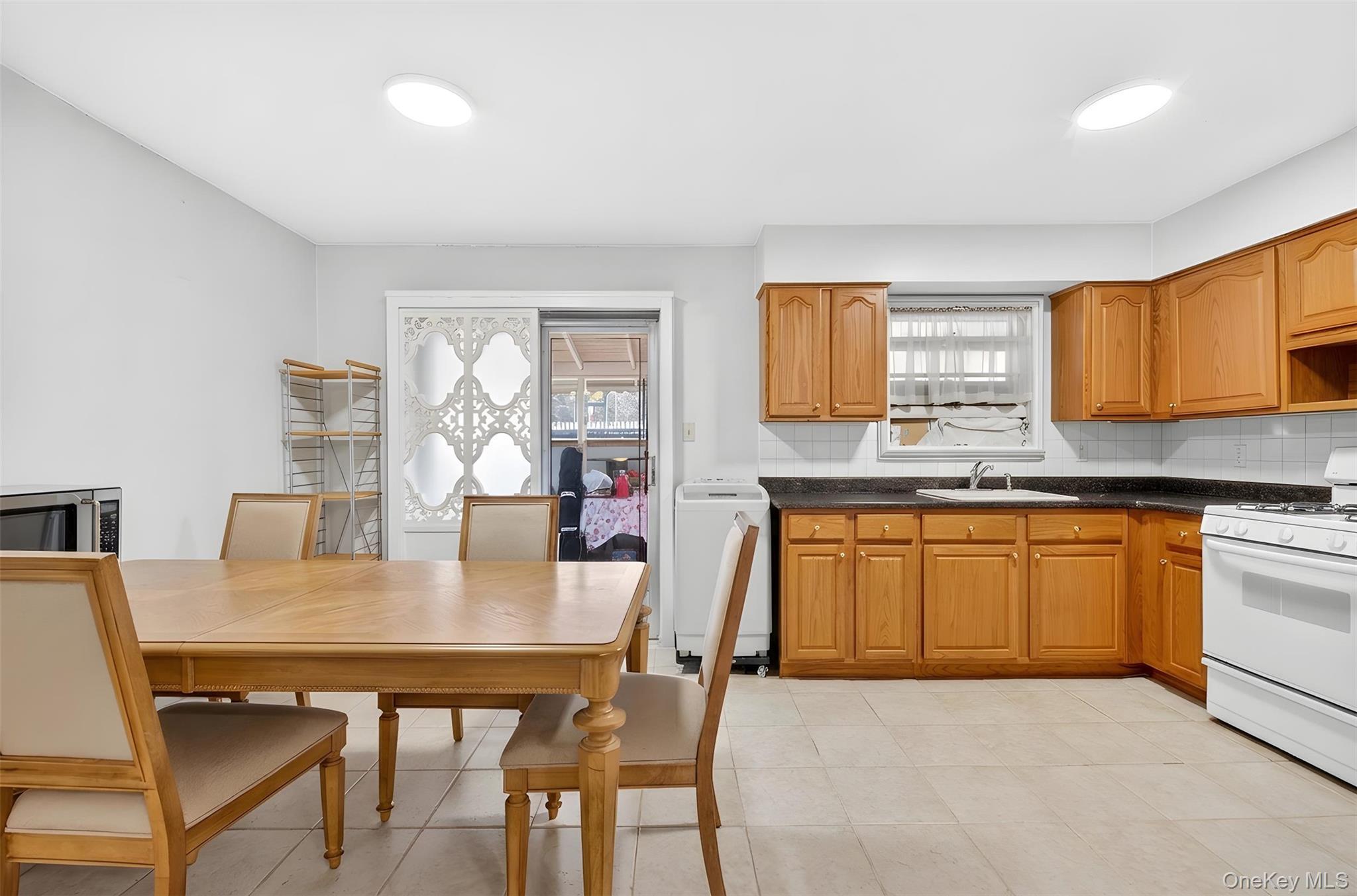 Condo Douglaston  Queens, NY 11362, MLS-977128-12