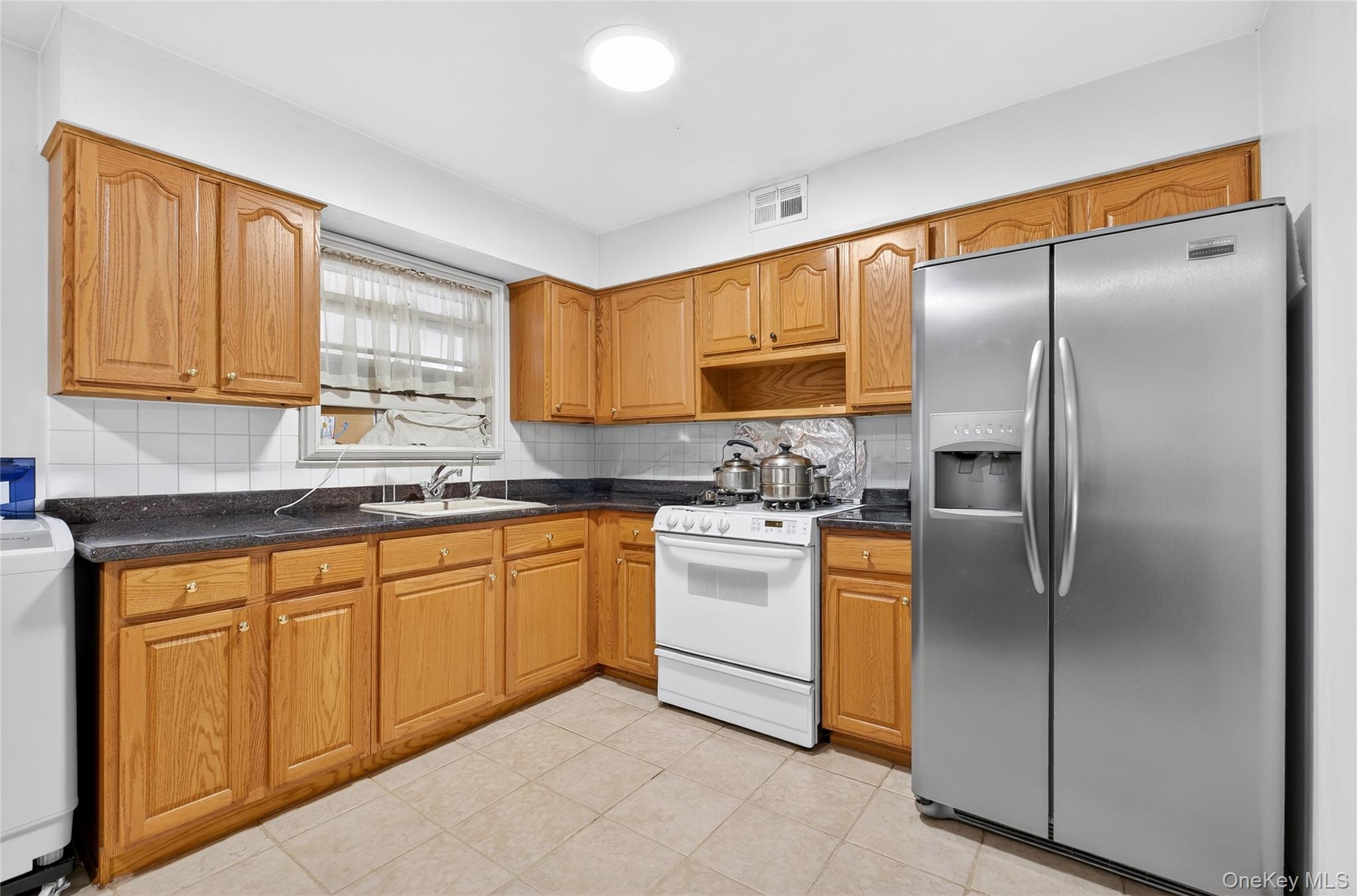 Condo Douglaston  Queens, NY 11362, MLS-977128-13