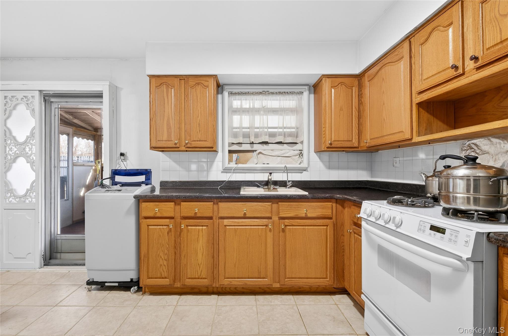 Condo Douglaston  Queens, NY 11362, MLS-977128-14