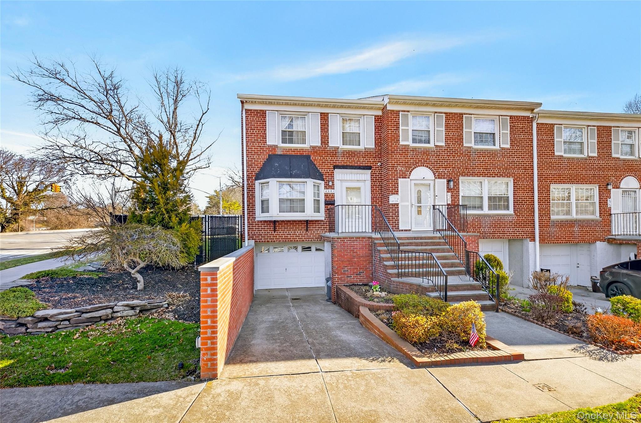 Condo Douglaston  Queens, NY 11362, MLS-977128-2