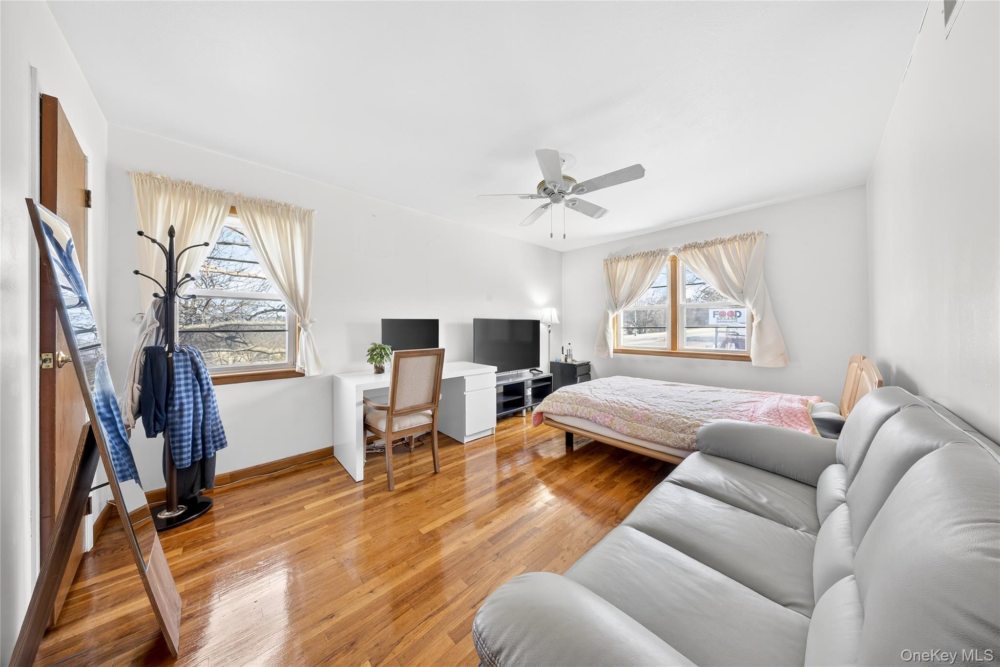 Condo Douglaston  Queens, NY 11362, MLS-977128-21