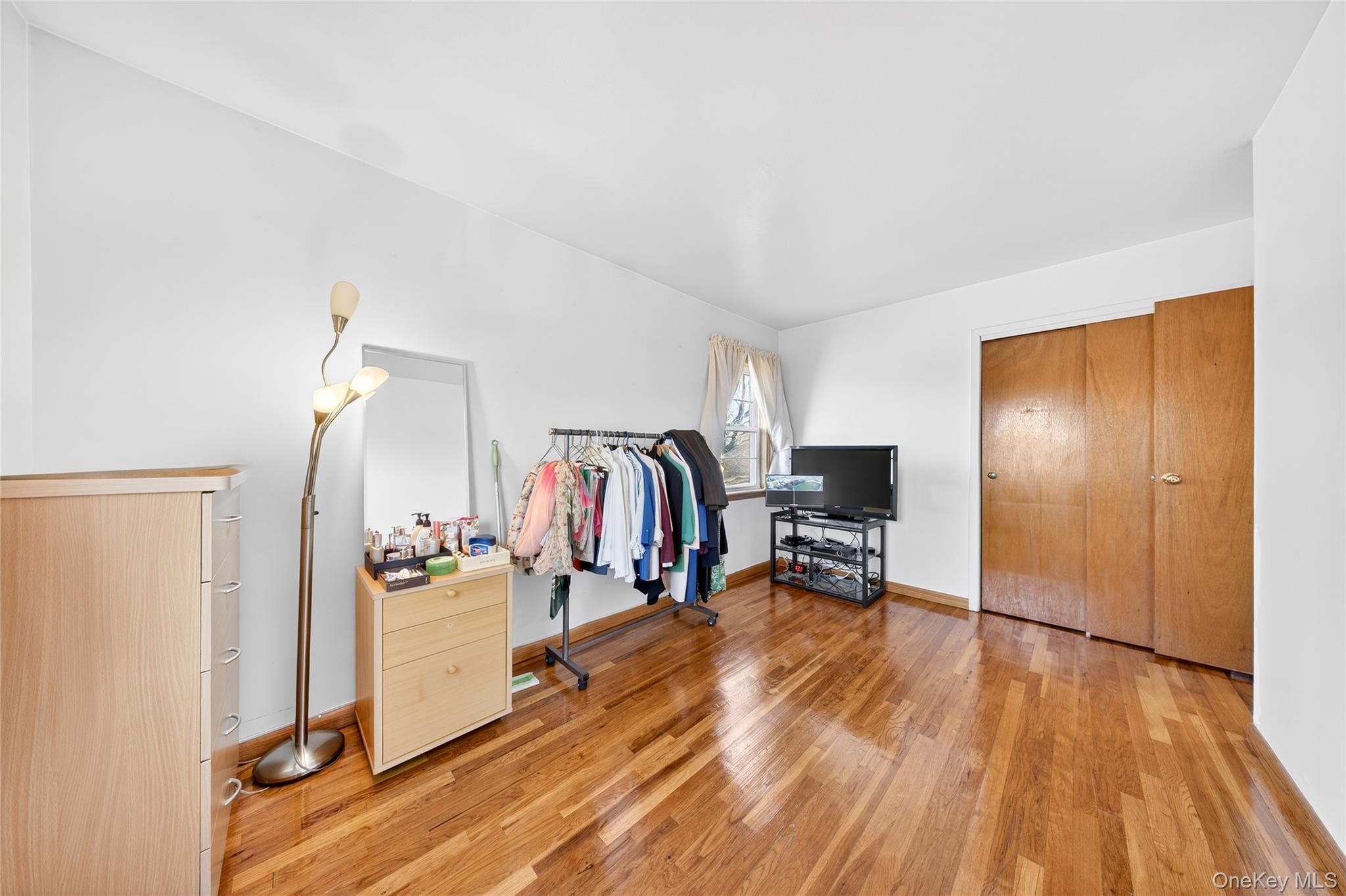 Condo Douglaston  Queens, NY 11362, MLS-977128-23