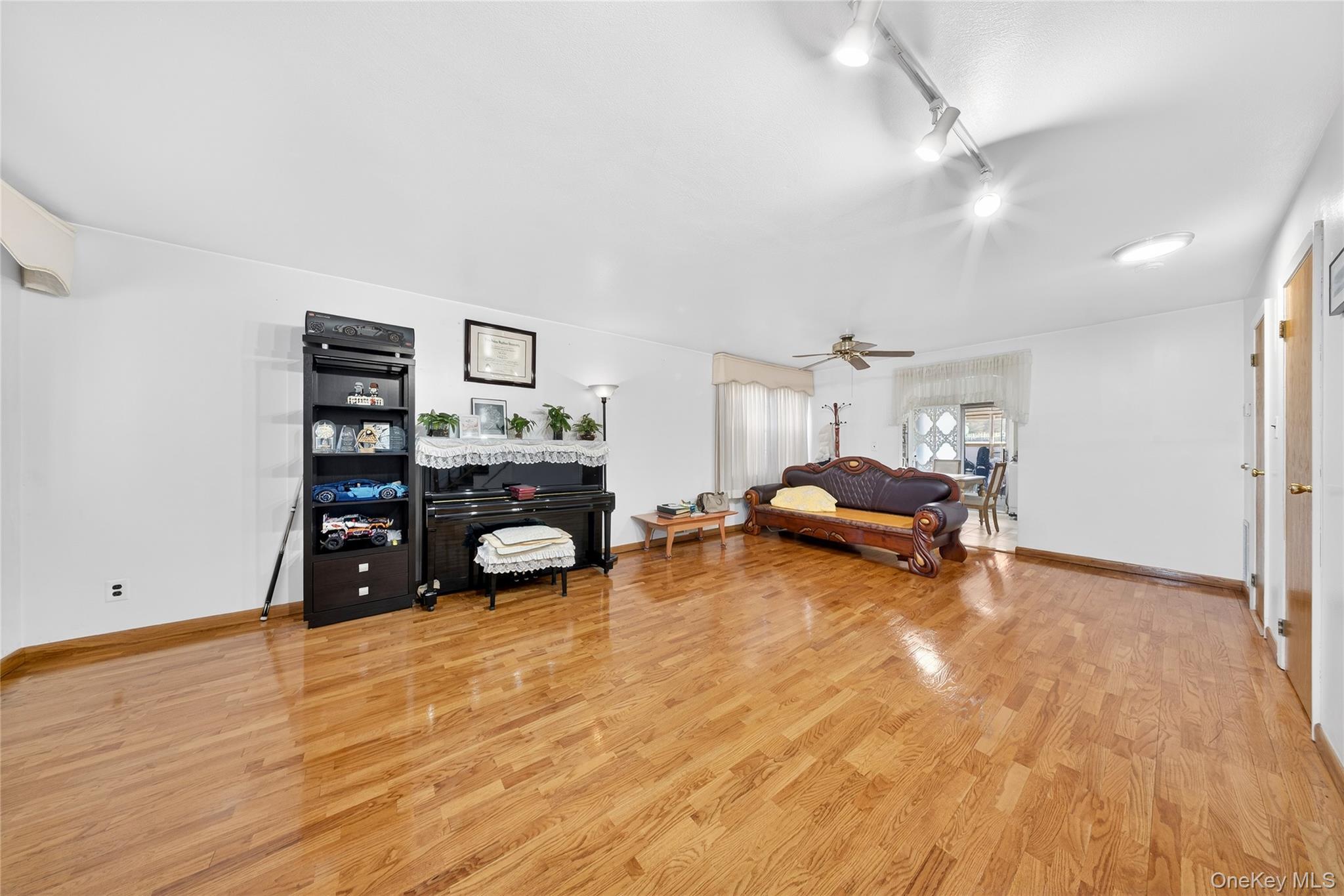 Condo Douglaston  Queens, NY 11362, MLS-977128-9