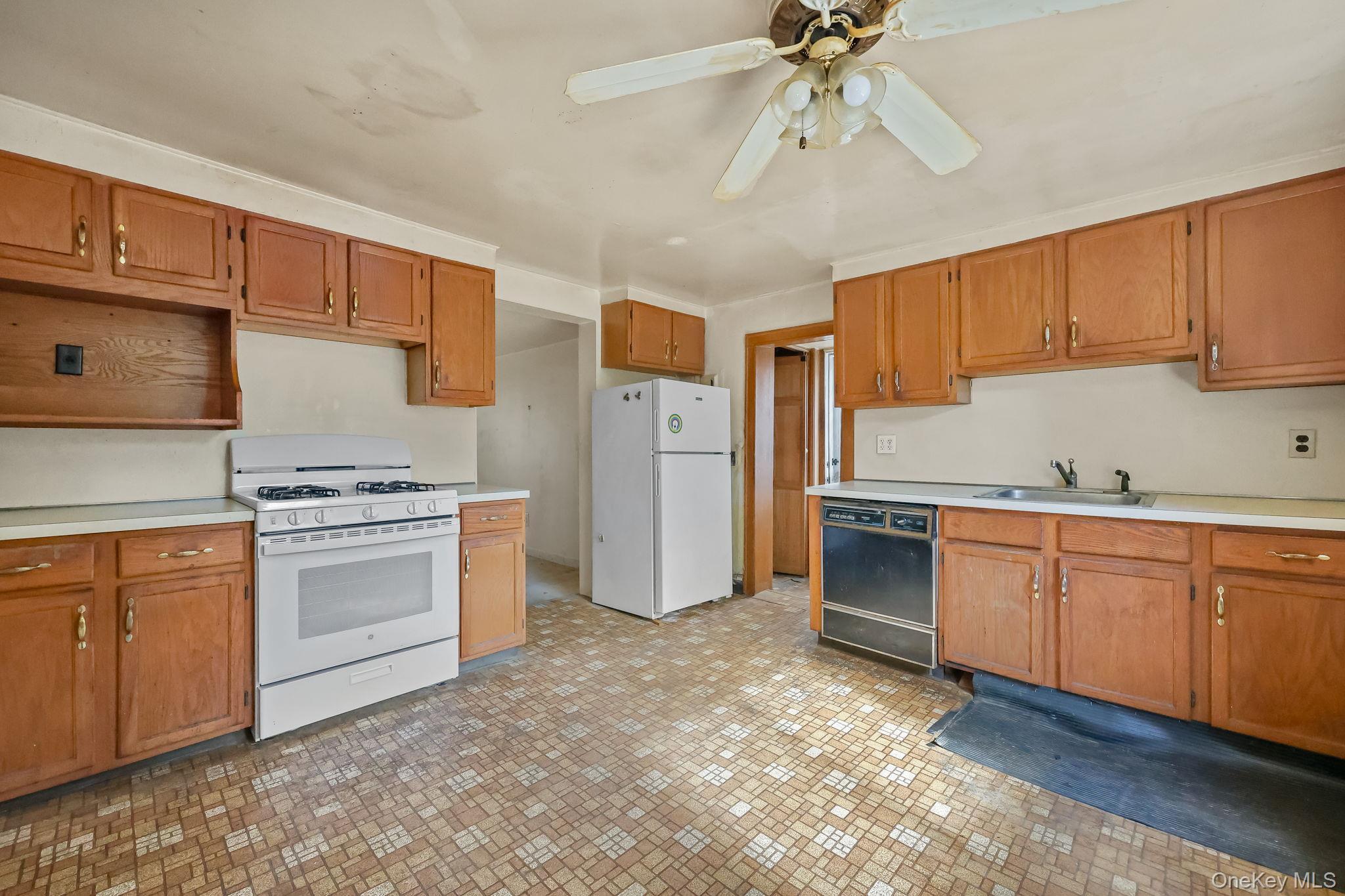 Single Family Henry  Out Of Area, NY 06830, MLS-977182-10