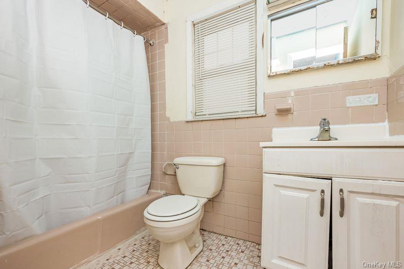 Single Family Mackey Avenue  Nassau County, NY 11050, MLS-977186-21