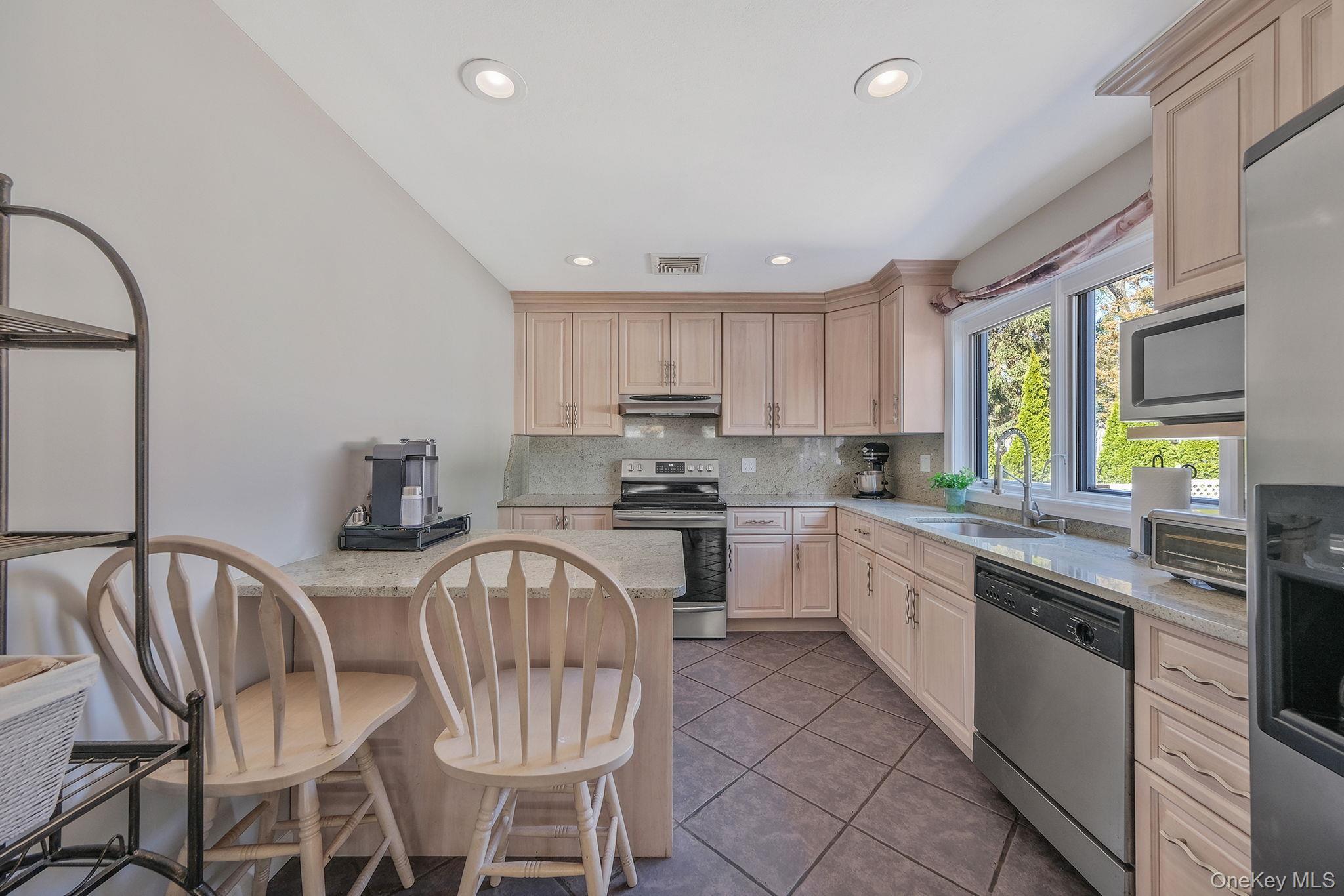 Single Family Hallock Avenue  Suffolk County, NY 11787, MLS-977202-18