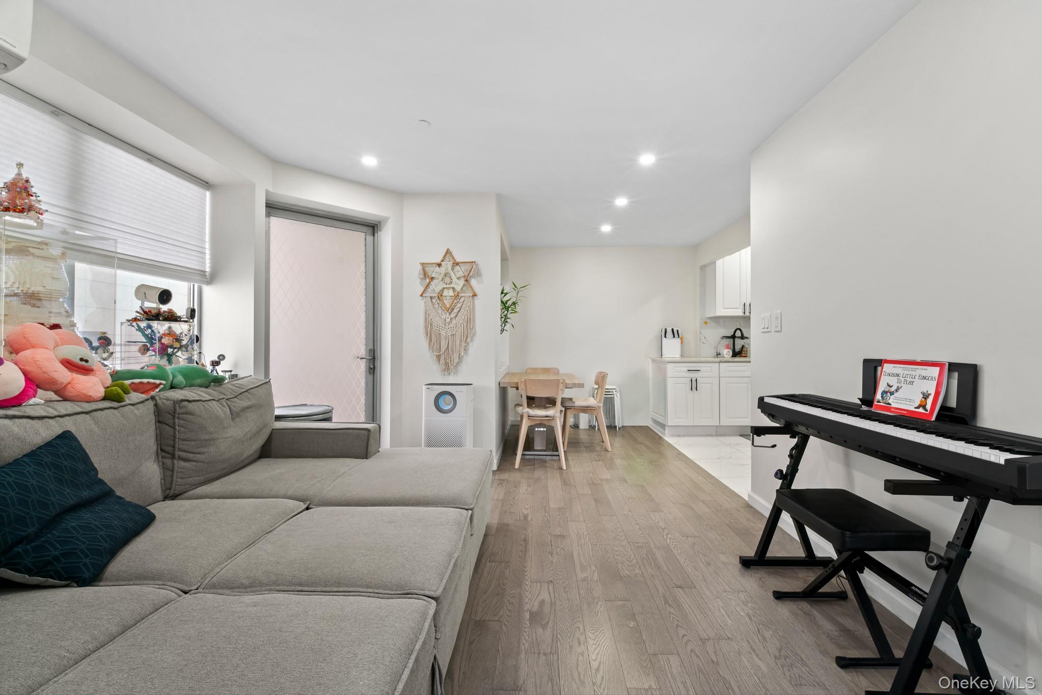 Condo Prince Queens, NY 11354, MLS-977315-4