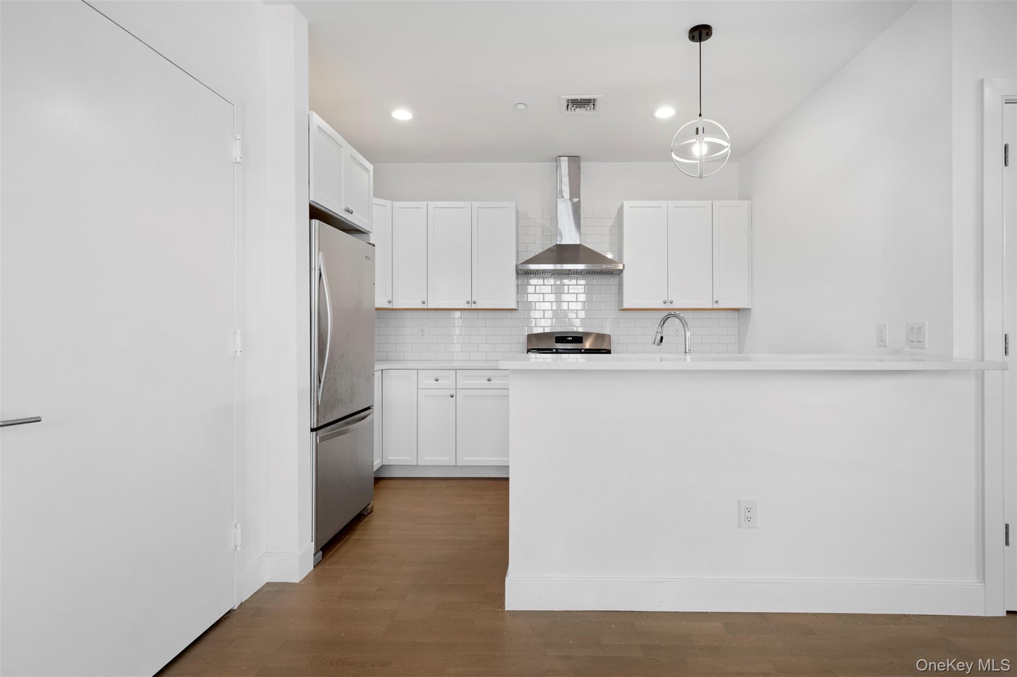 Condo Breton  Nassau County, NY 11542, MLS-977339-11