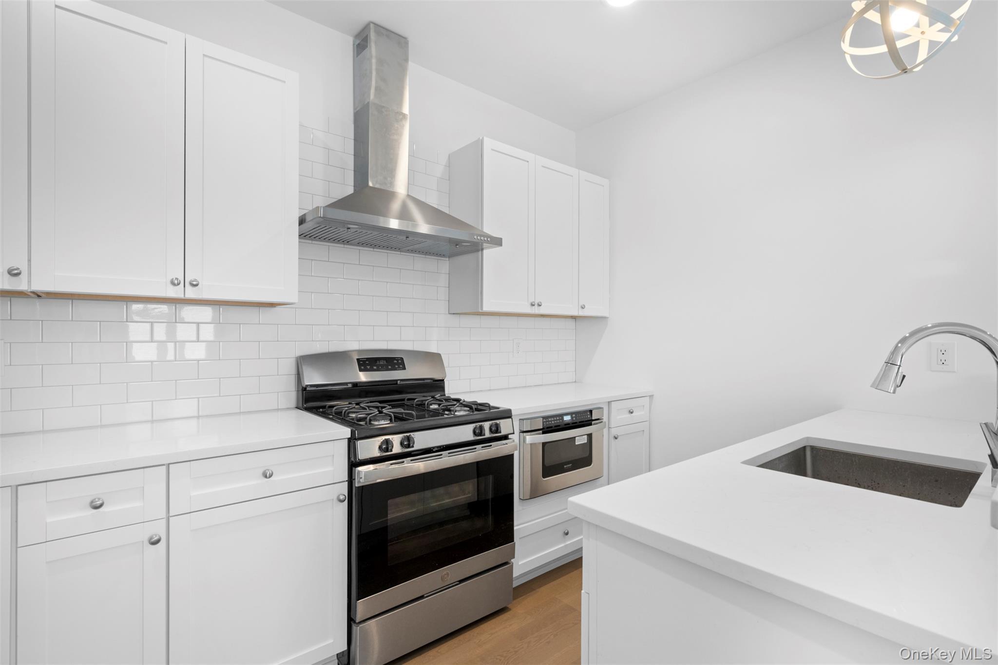 Condo Breton  Nassau County, NY 11542, MLS-977339-12