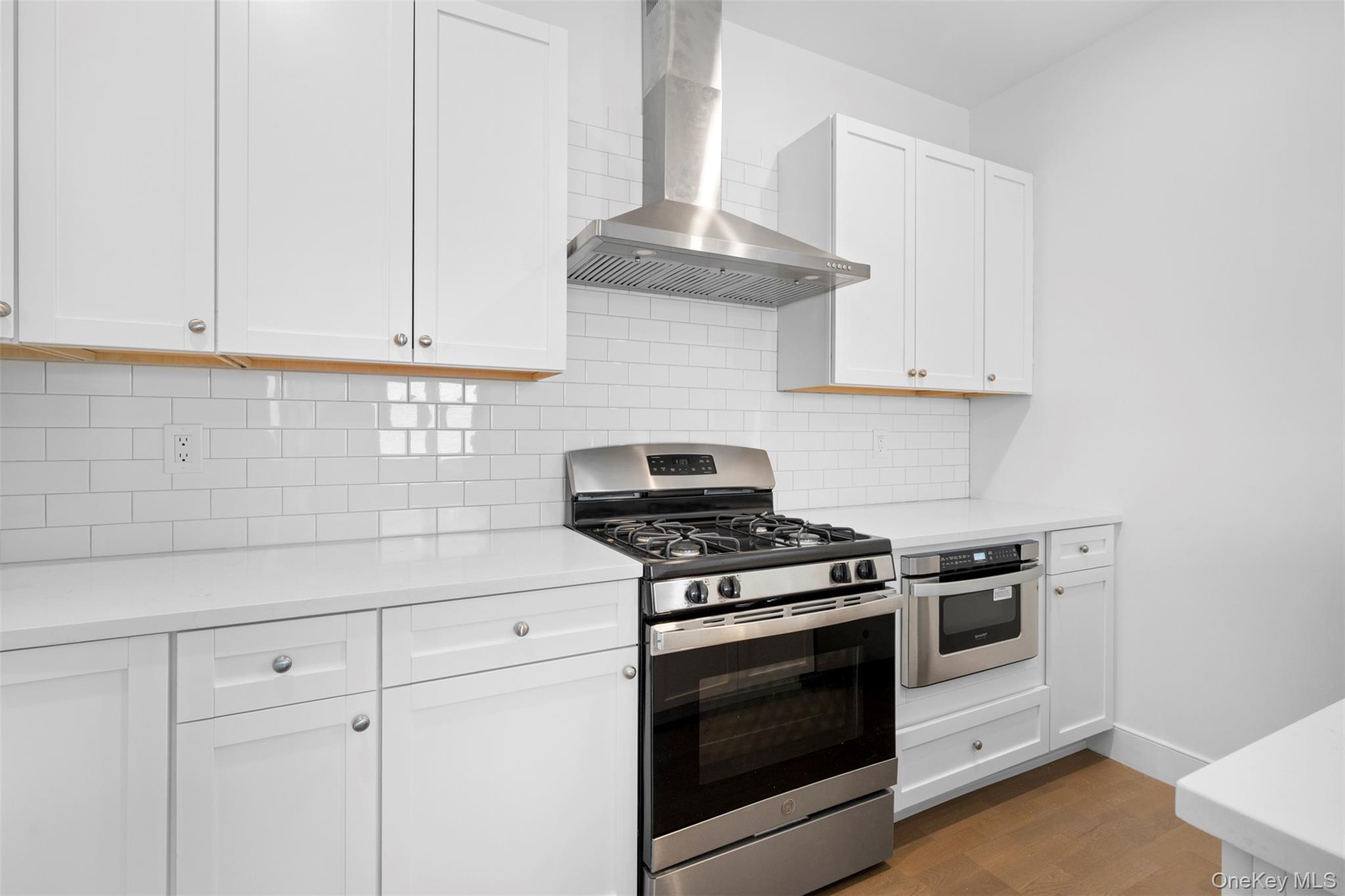 Condo Breton  Nassau County, NY 11542, MLS-977339-14