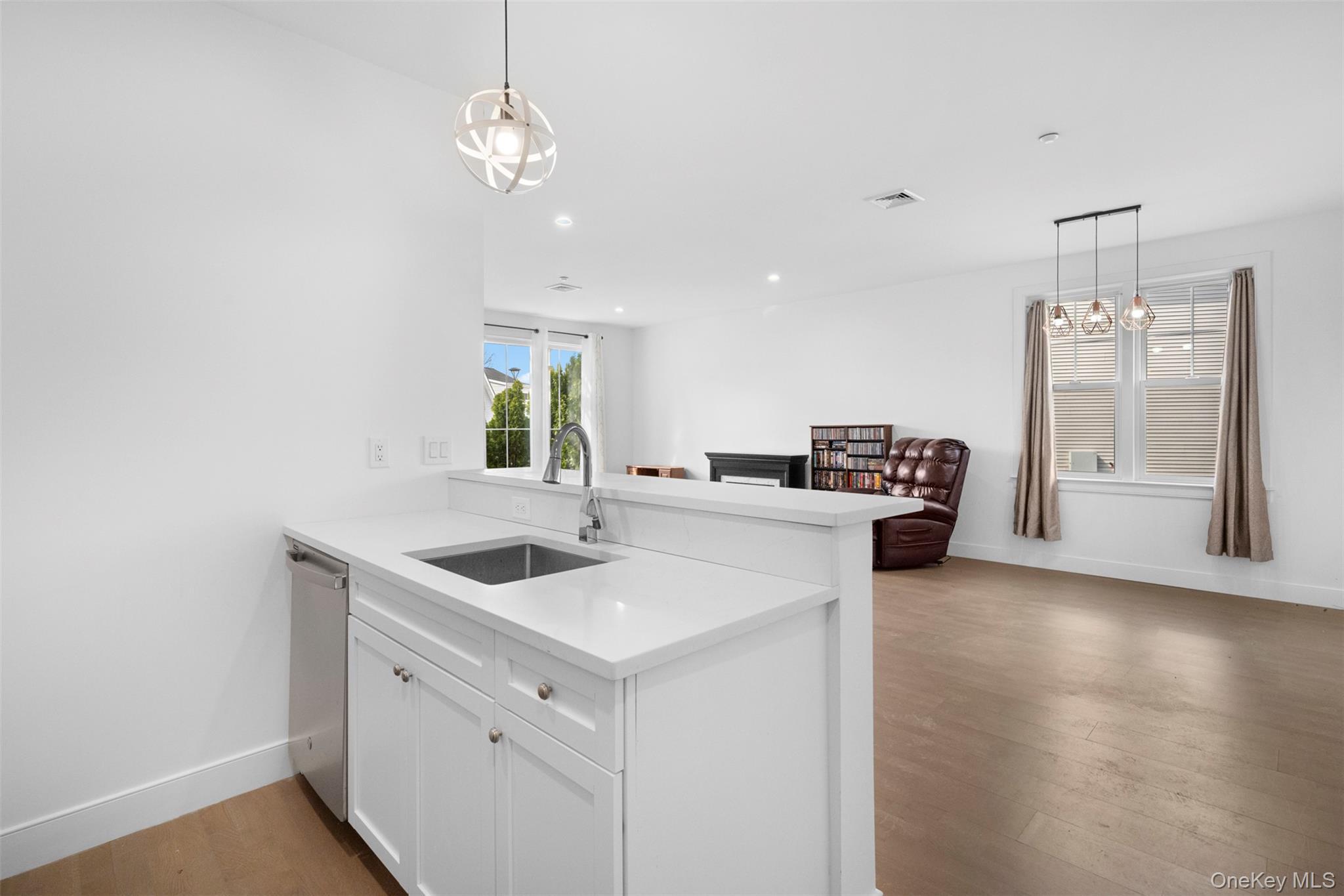 Condo Breton  Nassau County, NY 11542, MLS-977339-15