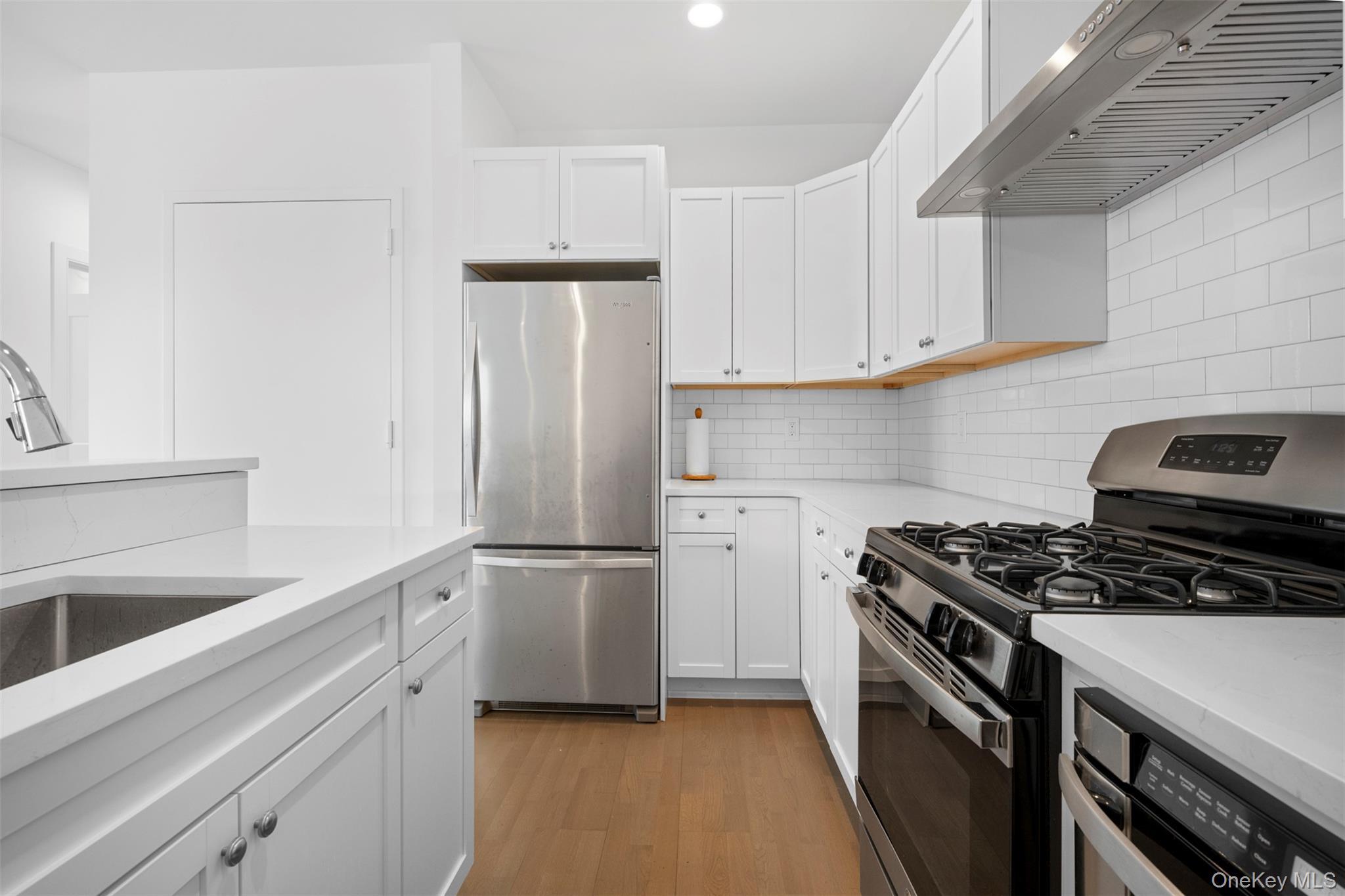 Condo Breton  Nassau County, NY 11542, MLS-977339-16