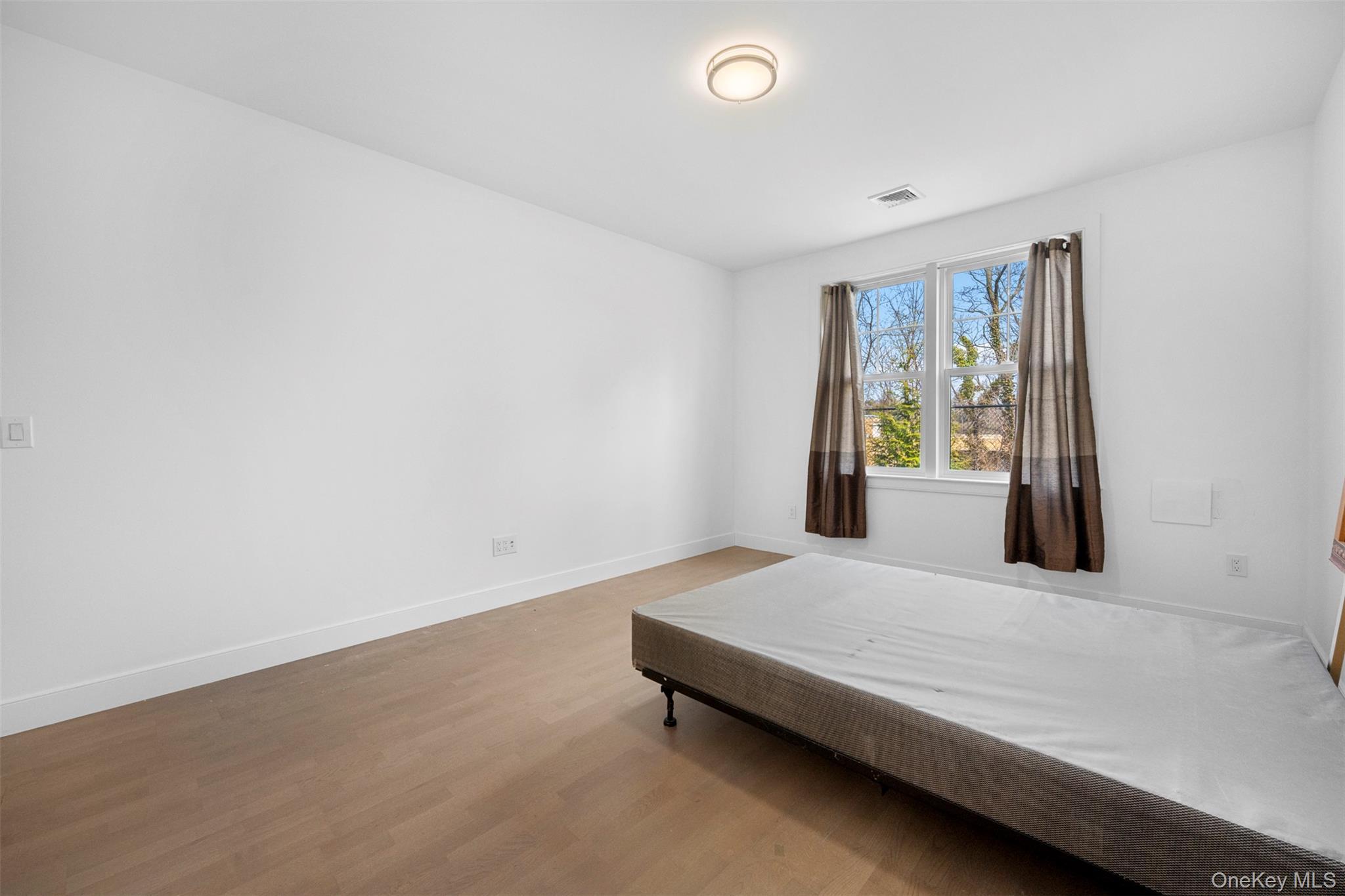 Condo Breton  Nassau County, NY 11542, MLS-977339-21