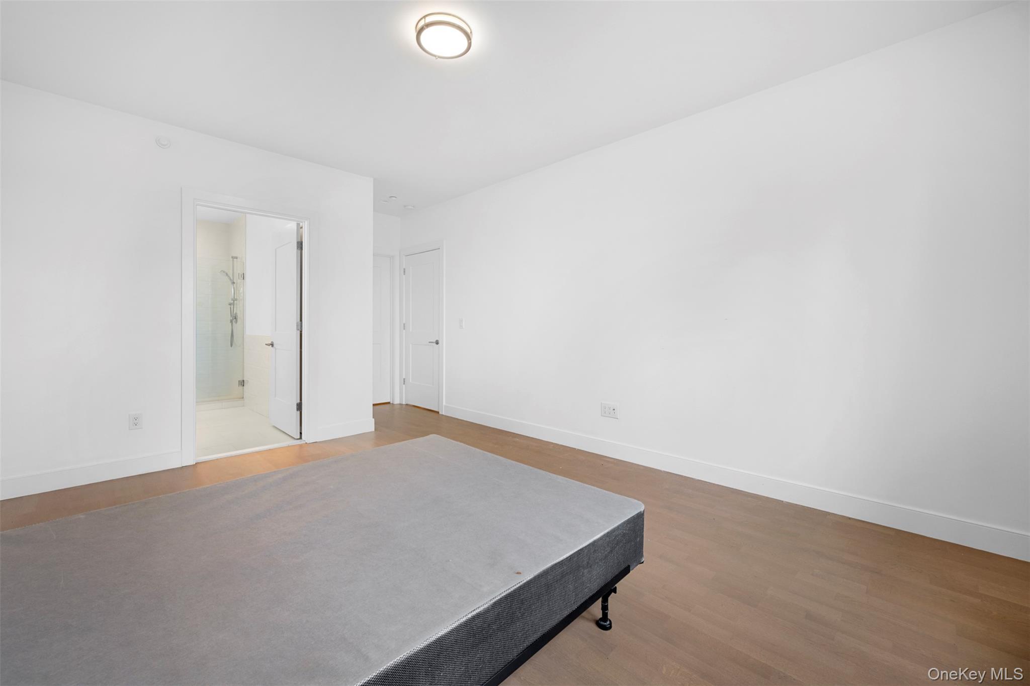 Condo Breton  Nassau County, NY 11542, MLS-977339-23