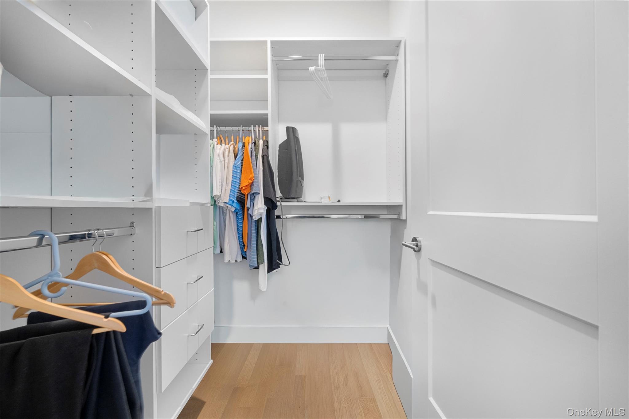 Condo Breton  Nassau County, NY 11542, MLS-977339-24