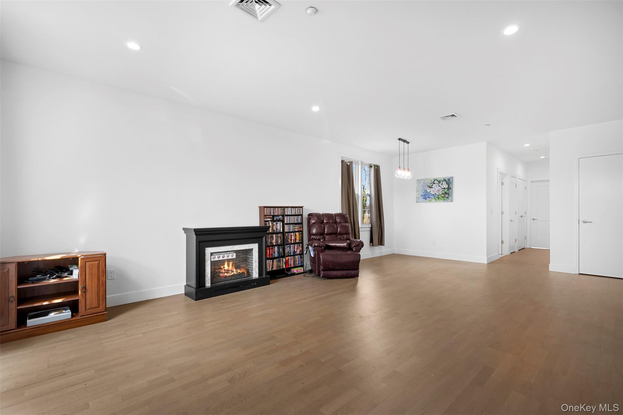 Condo Breton  Nassau County, NY 11542, MLS-977339-4