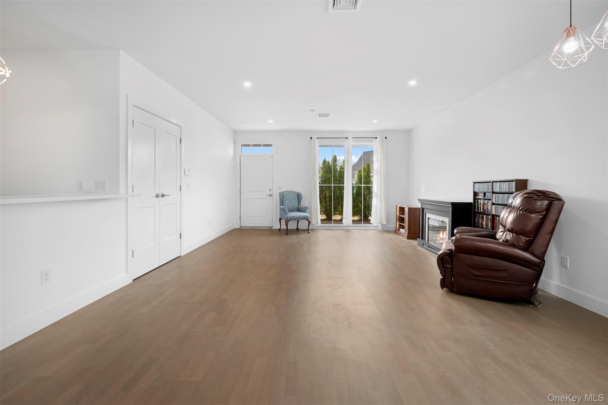 Condo Breton  Nassau County, NY 11542, MLS-977339-7