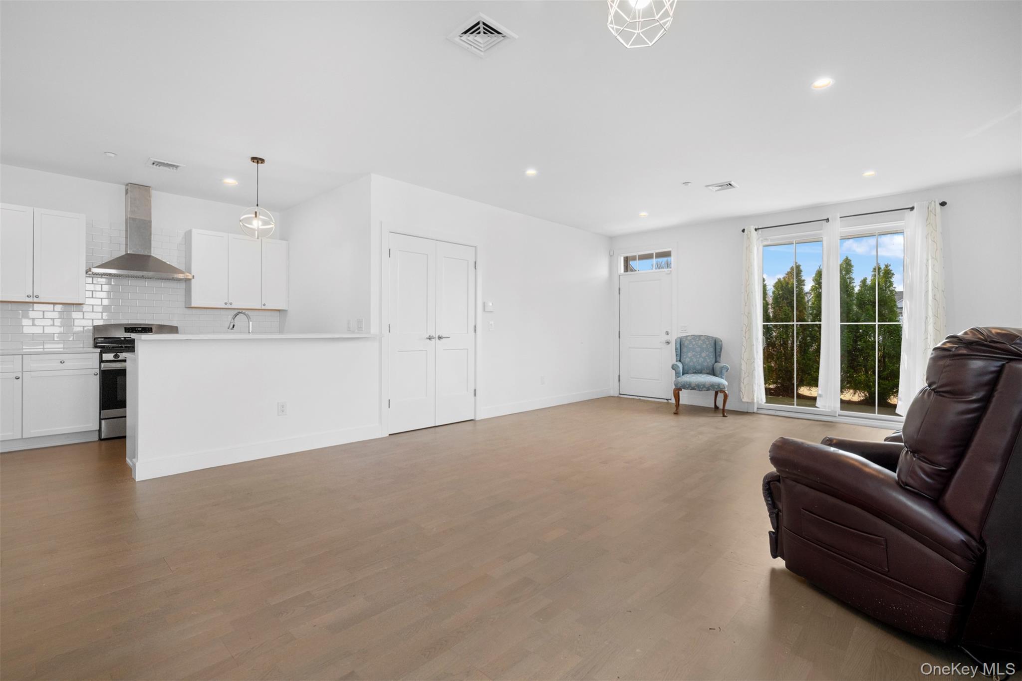 Condo Breton  Nassau County, NY 11542, MLS-977339-8