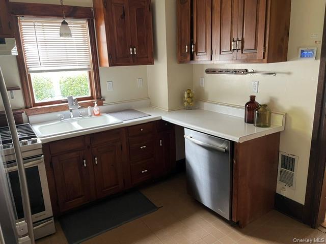 Single Family Oakwood Boulevard  Dutchess County, NY 12603, MLS-977482-17