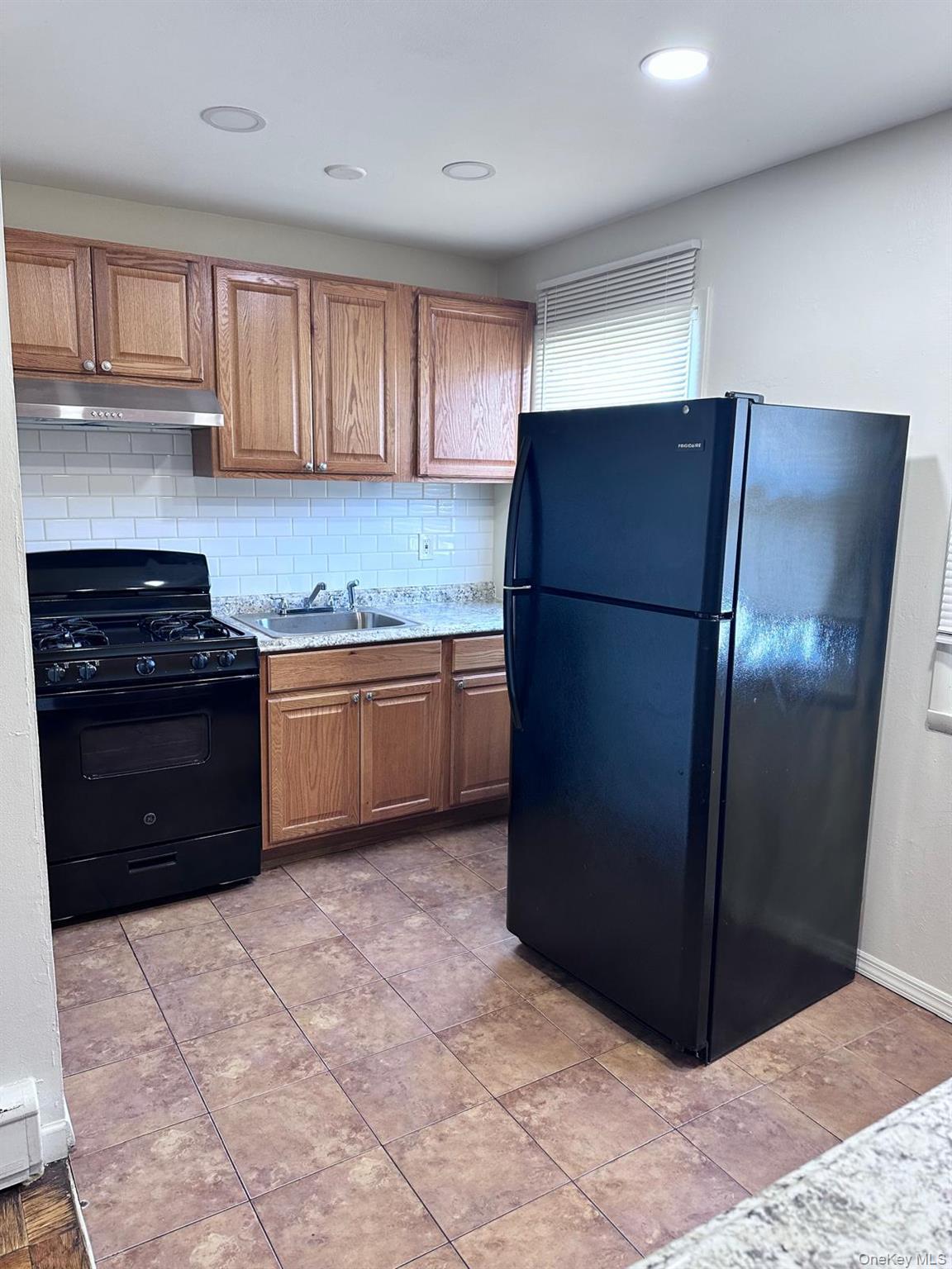 Condo Hemlock  Suffolk County, NY 11706, MLS-977690-10