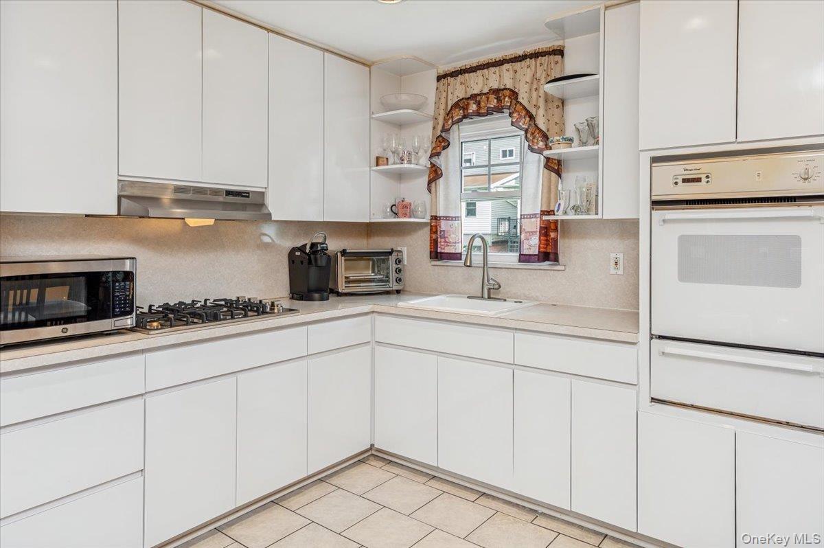 Single Family Calhoun  Bronx, NY 10465, MLS-977782-11