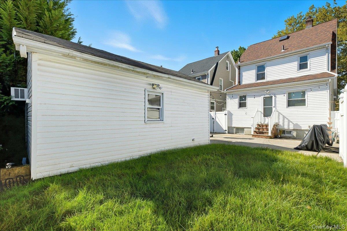 Single Family 249th Street  Queens, NY 11426, MLS-977855-25