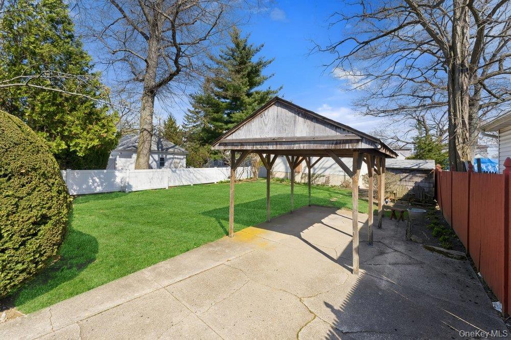 Single Family Woodlawn  Nassau County, NY 11581, MLS-977910-17