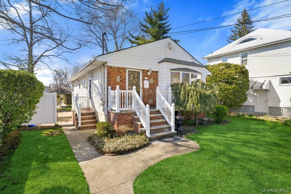 Single Family Woodlawn  Nassau County, NY 11581, MLS-977910-3