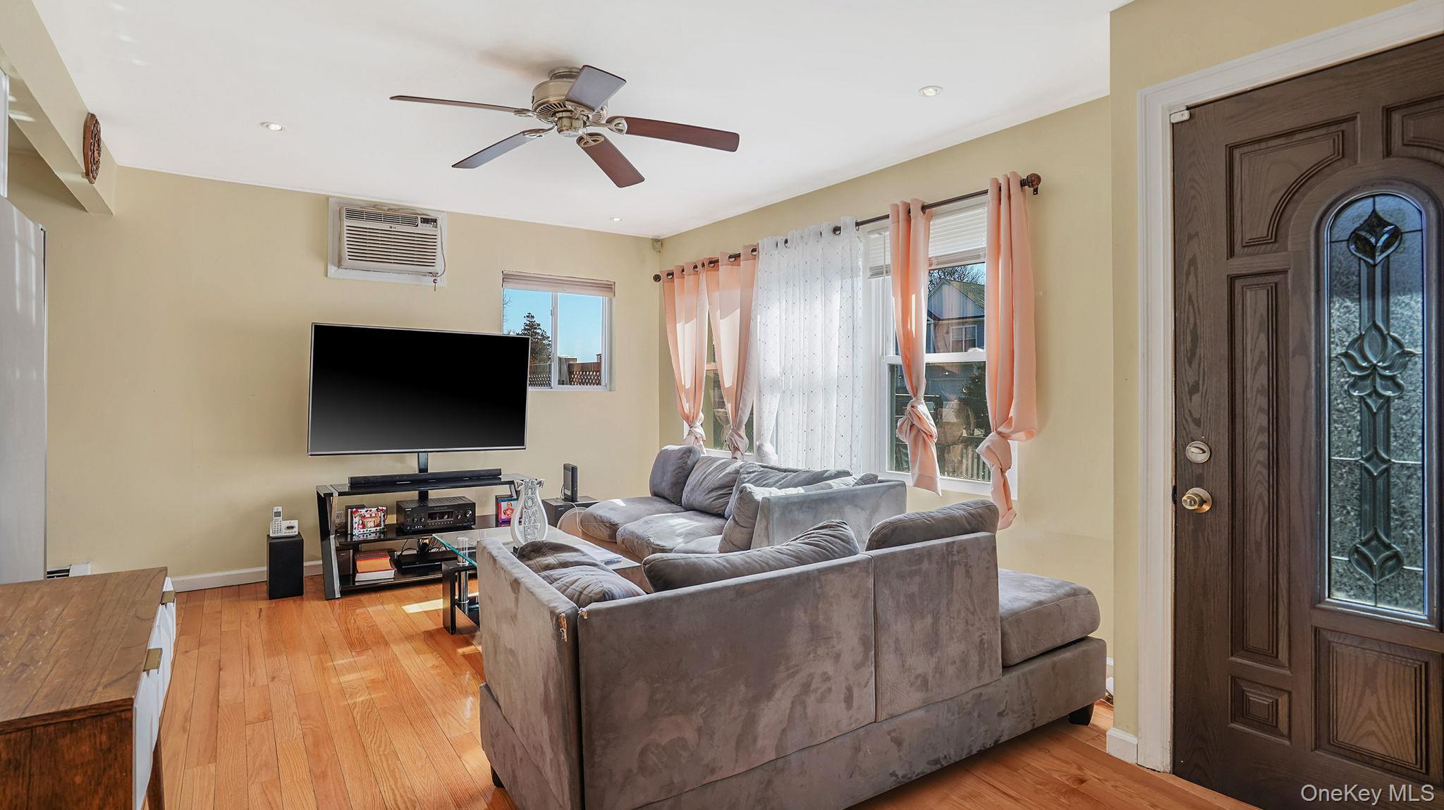 Single Family Somerset  Suffolk County, NY 11701, MLS-977990-11