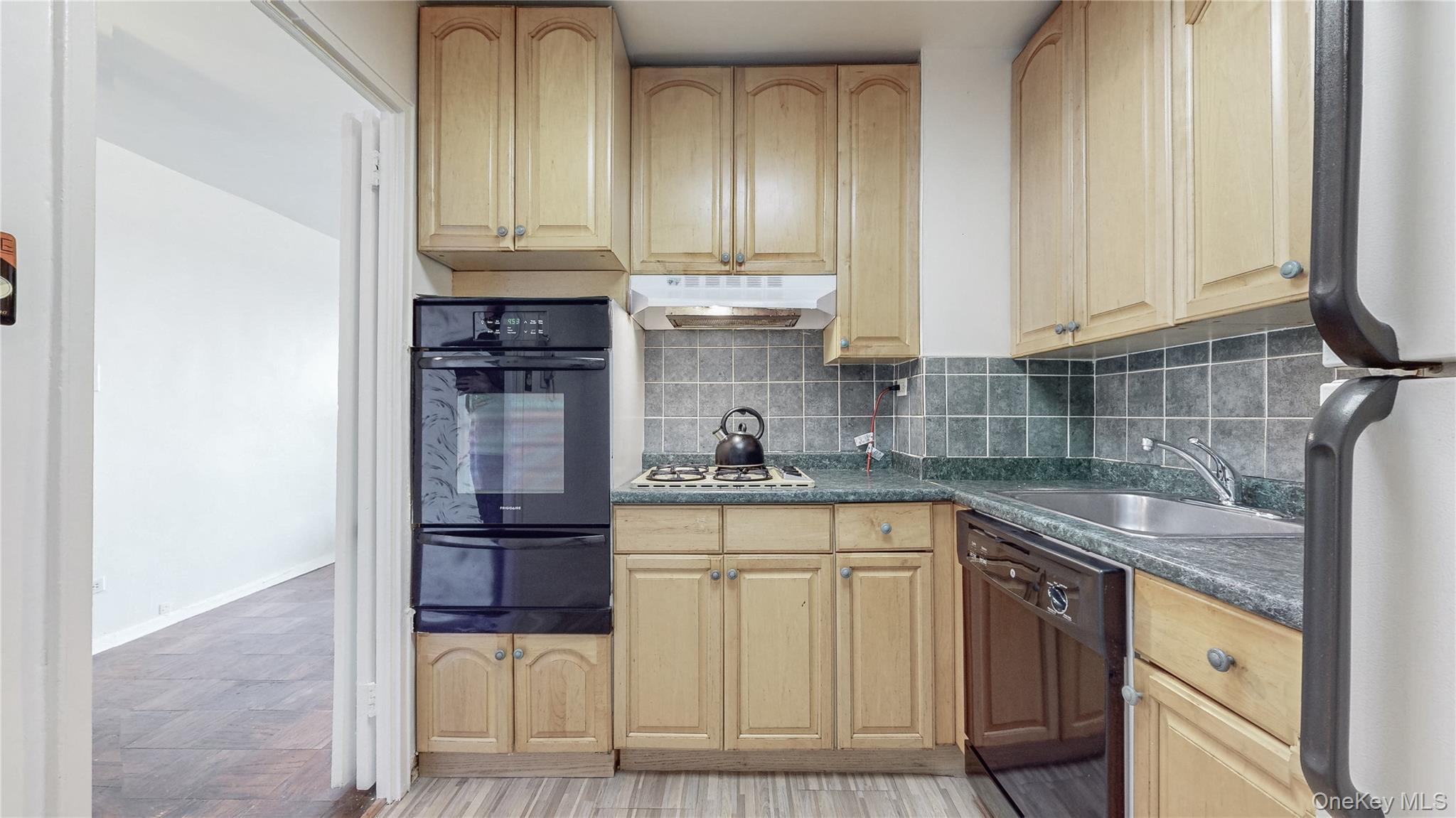 Coop Grand Central  Queens, NY 11375, MLS-978115-4