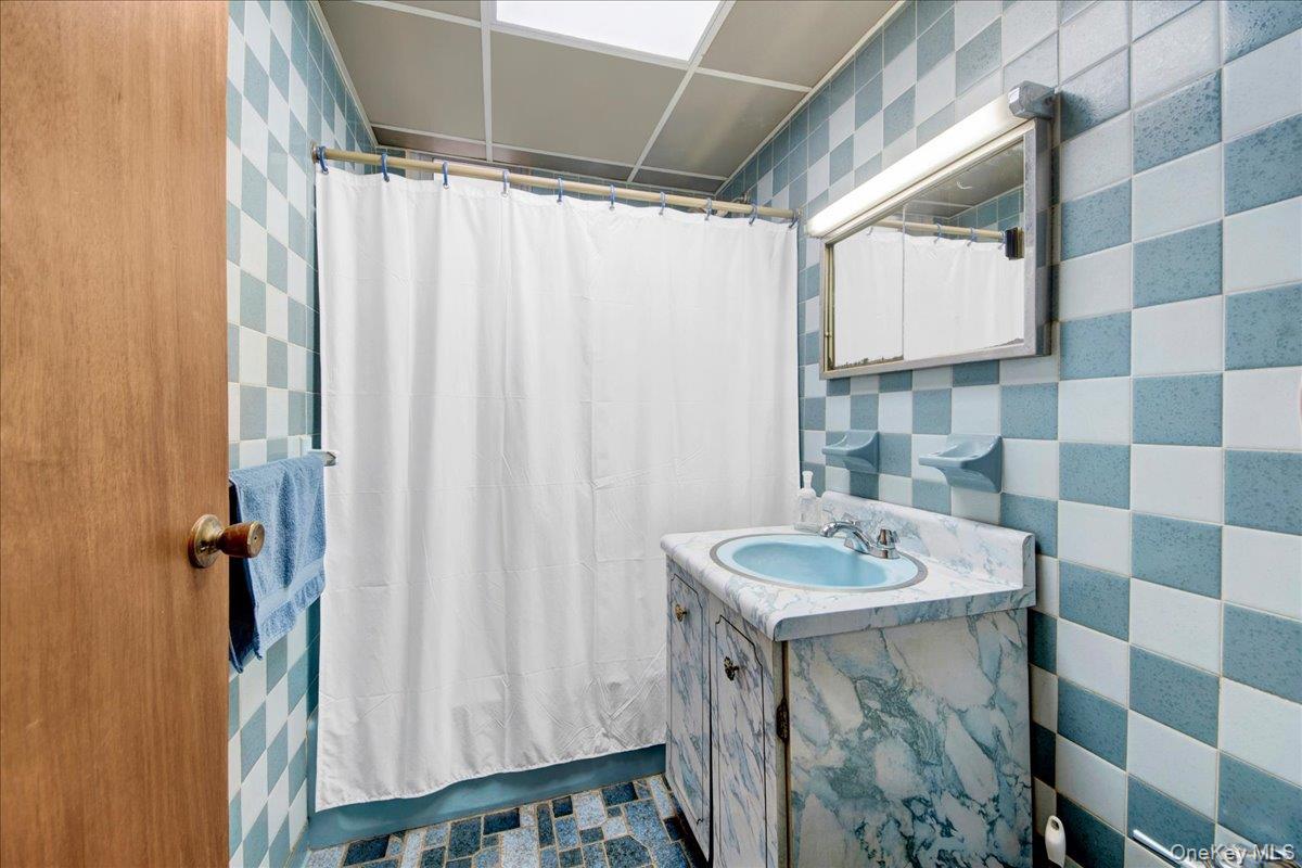 Single Family Wellman Bronx, NY 10461, MLS-978203-31