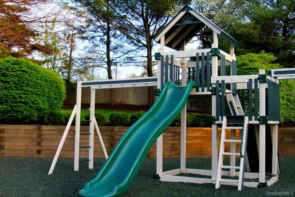 Condo Santa Barbara  Nassau County, NY 11803, MLS-978279-34