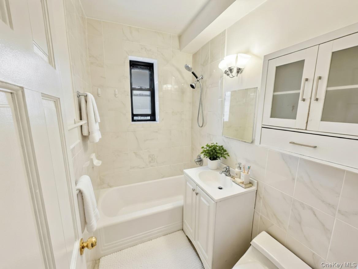 Condo 76th  Queens, NY 11370, MLS-978465-3