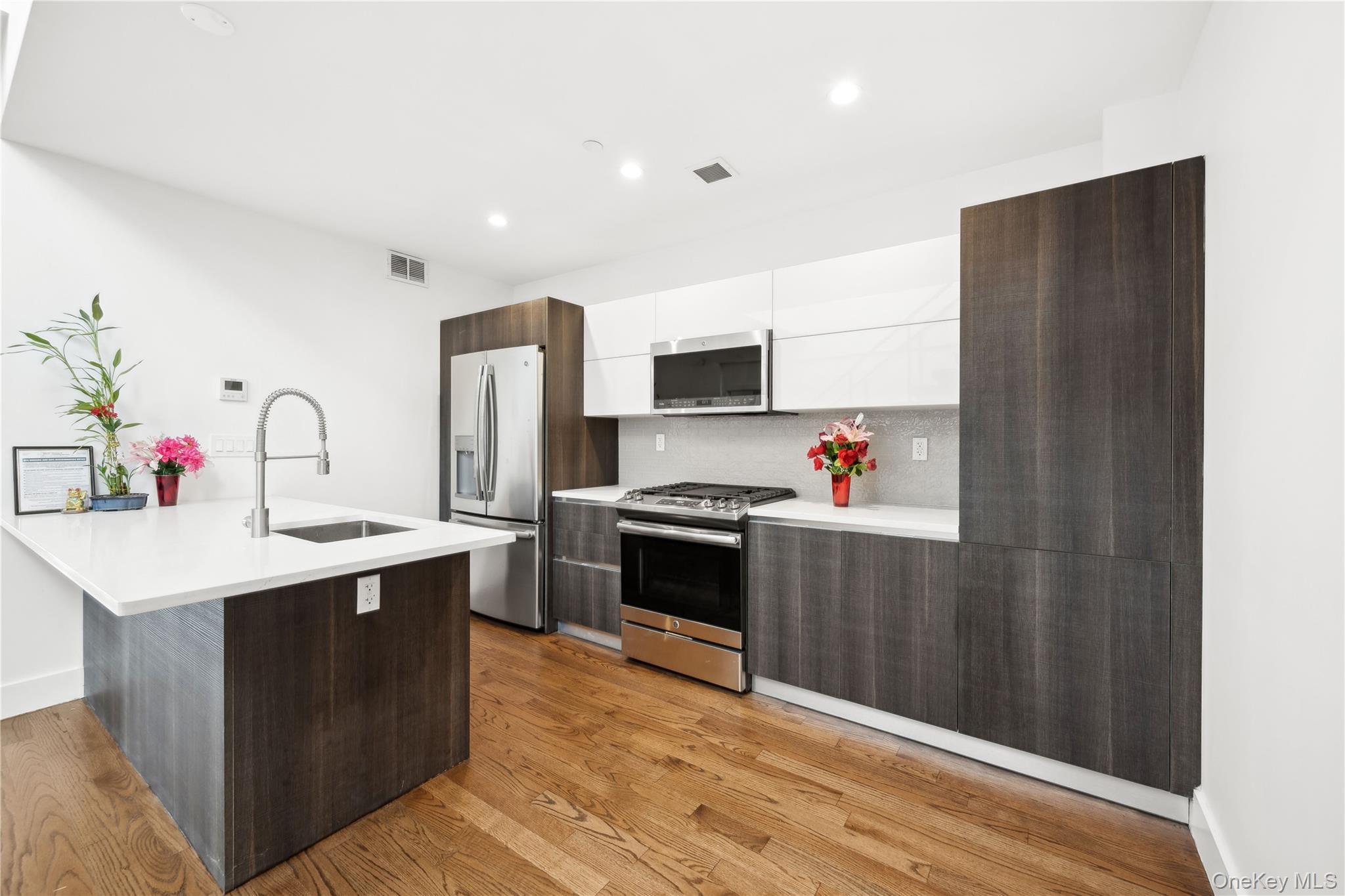 Condo 72nd  Queens, NY 11375, MLS-978632-5