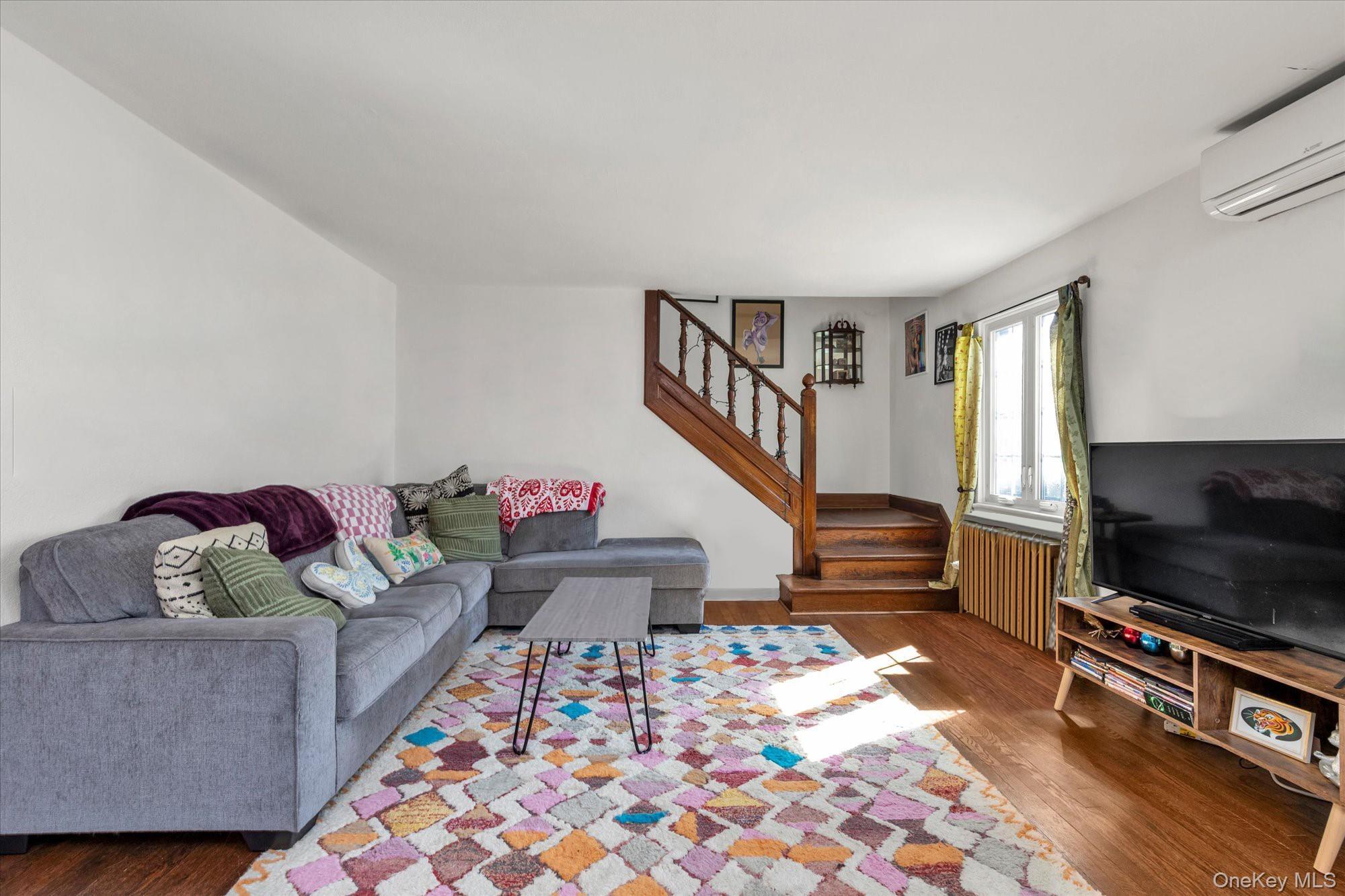 Single Family Livingston Suffolk County, NY 11702, MLS-978692-4