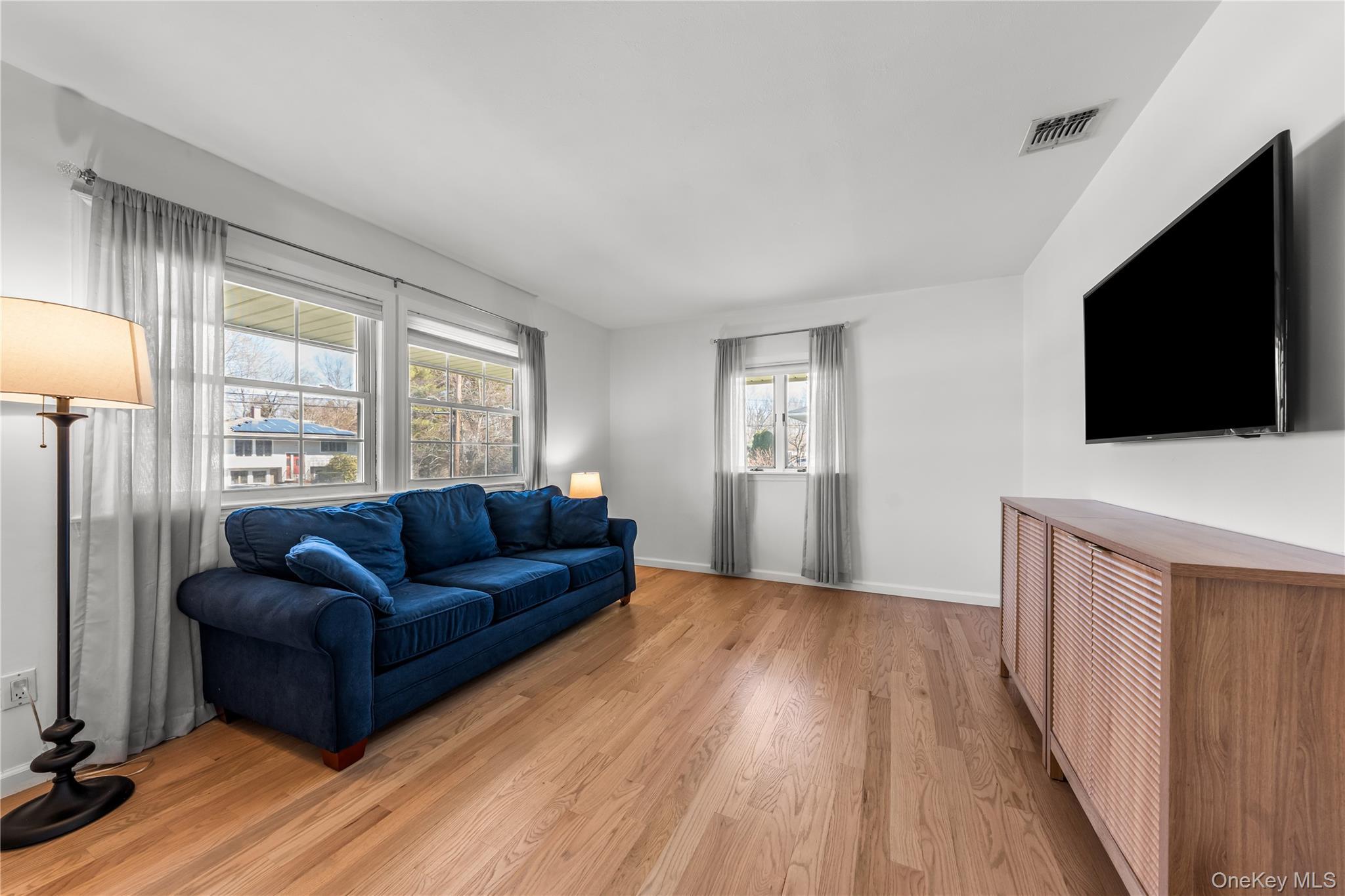 Single Family Lynx  Suffolk County, NY 11733, MLS-978751-6